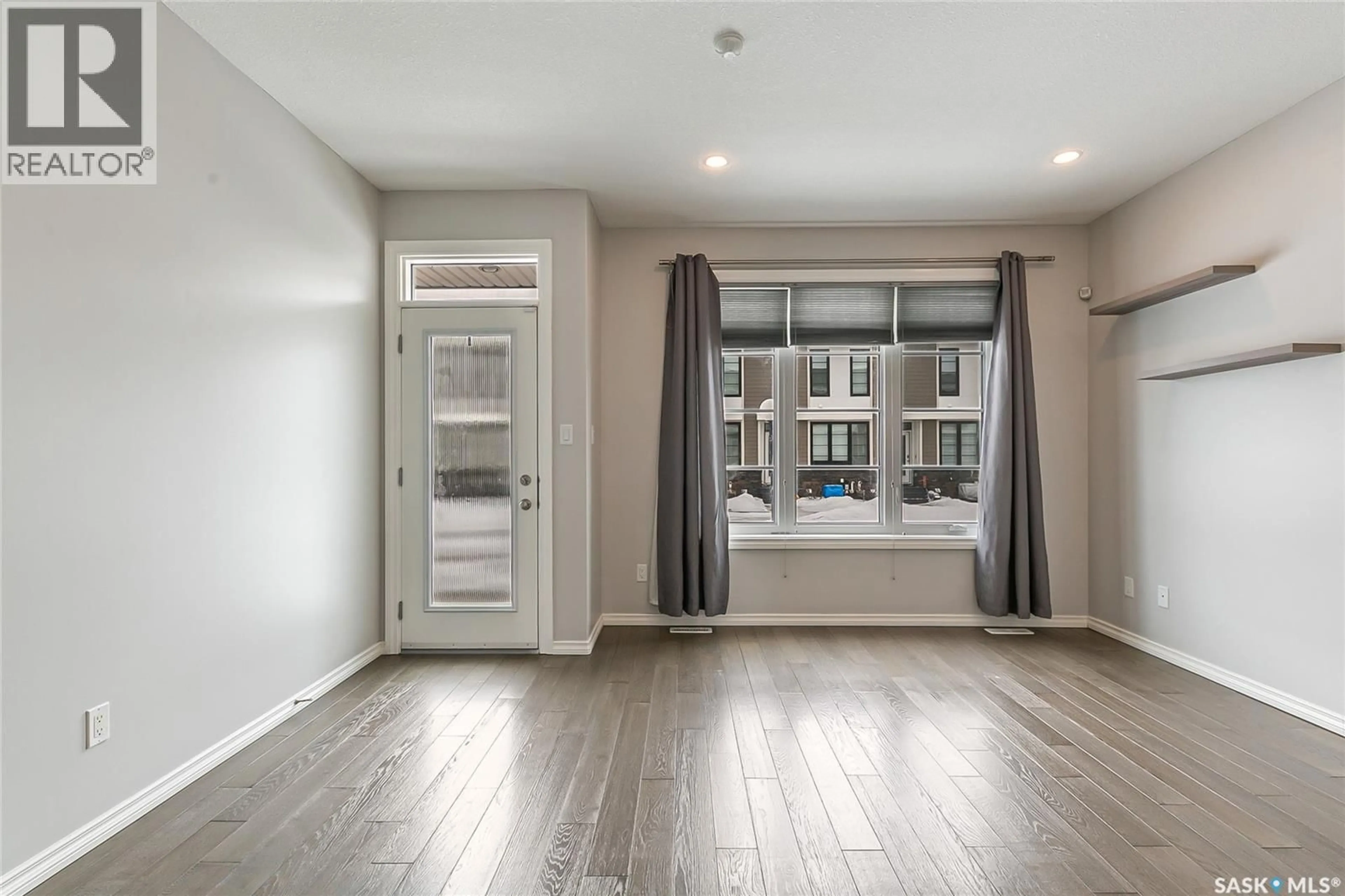 Indoor entryway for 205 - 3229 ELGAARD DRIVE, Regina Saskatchewan S4X0J9