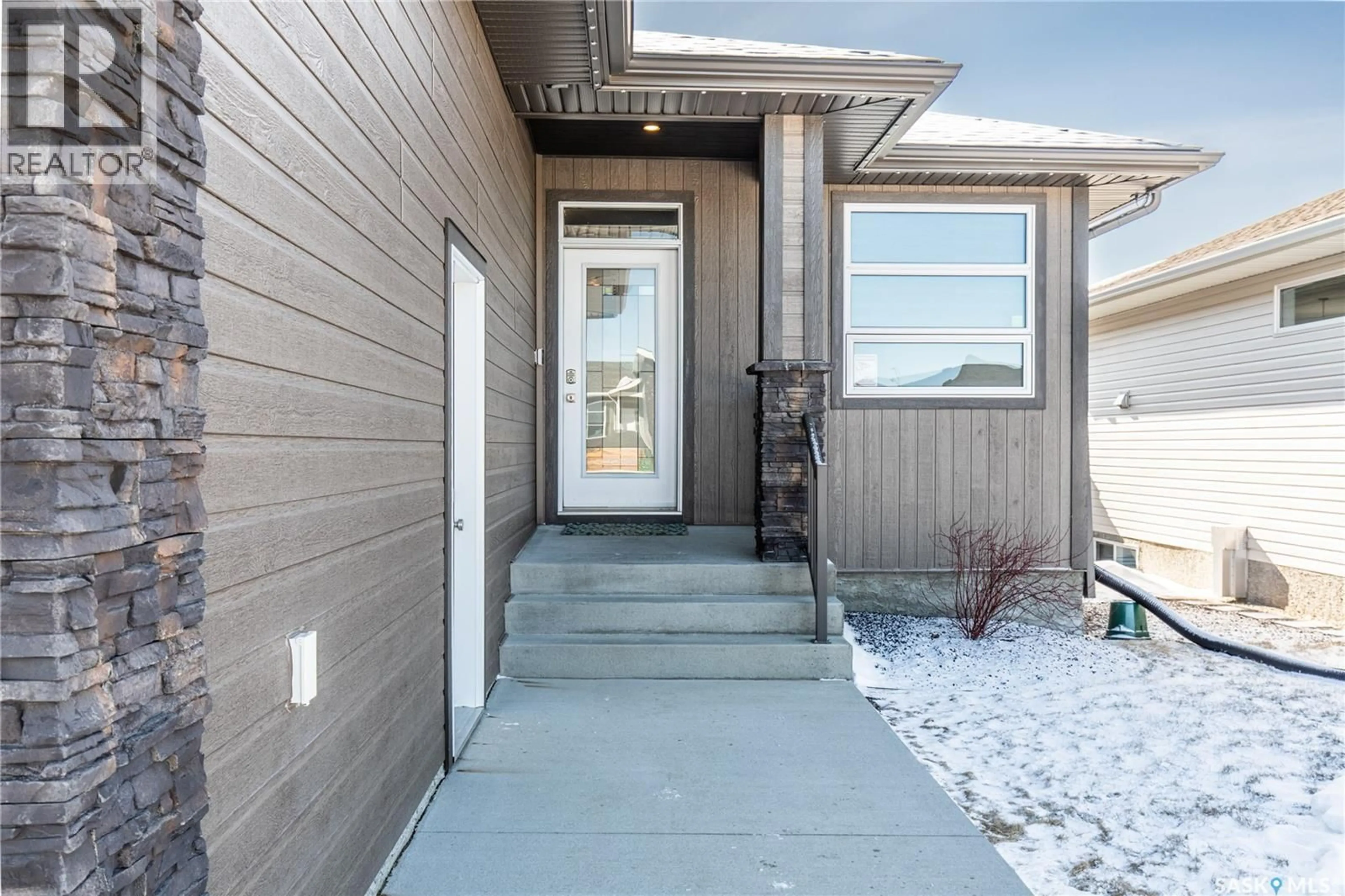 Indoor entryway for 1001 MAPLEWOOD DRIVE, Moose Jaw Saskatchewan S6J0E4