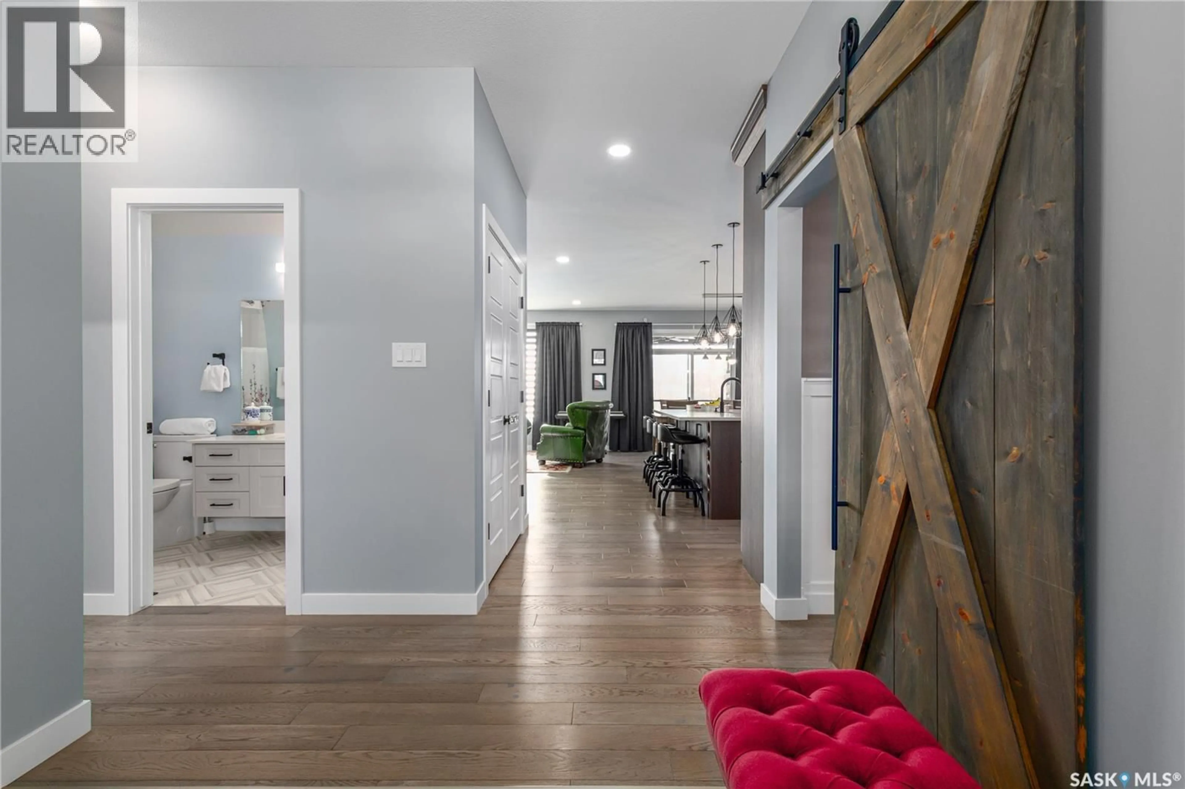 Indoor entryway for 1001 MAPLEWOOD DRIVE, Moose Jaw Saskatchewan S6J0E4