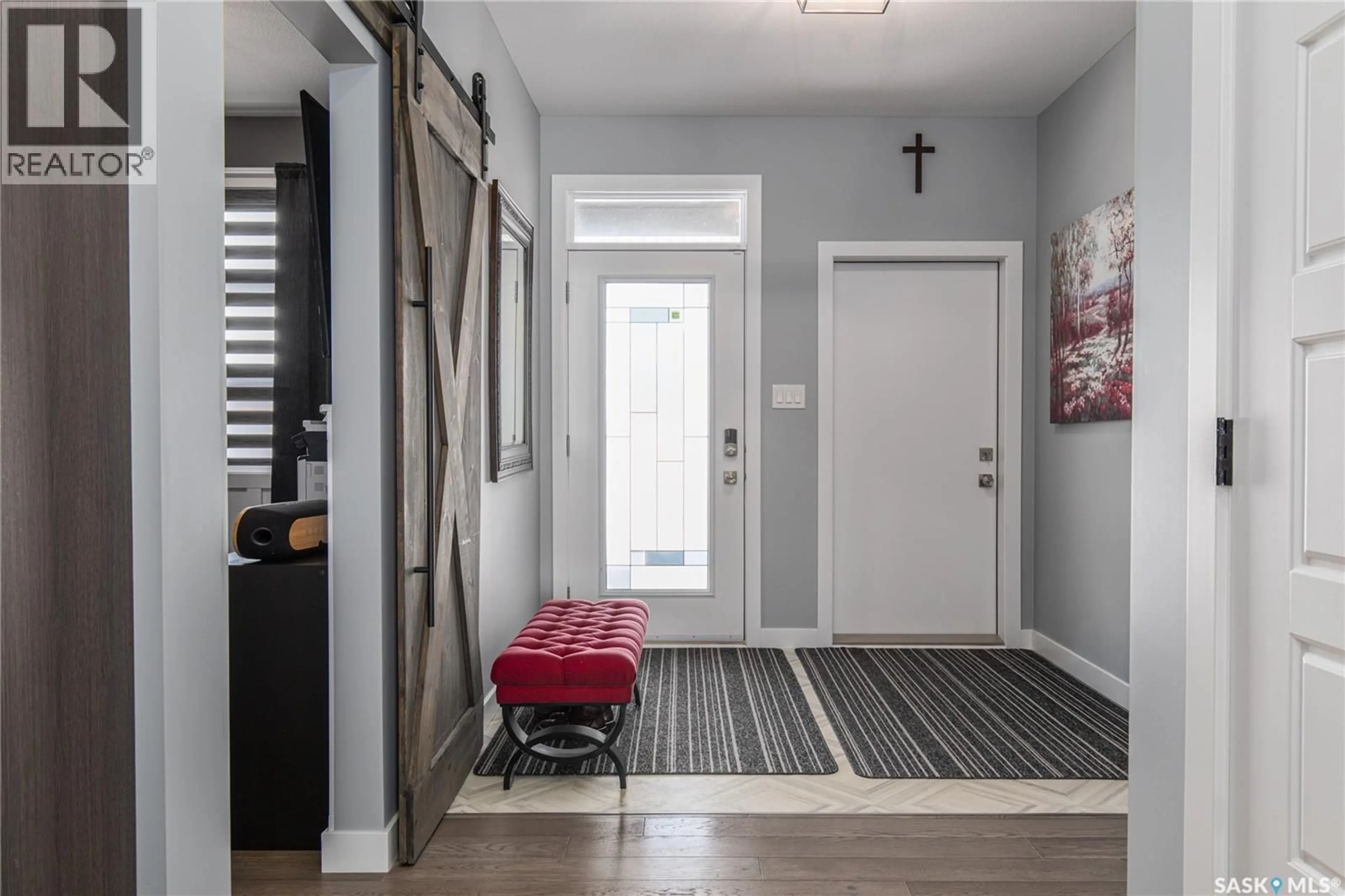 Indoor entryway for 1001 MAPLEWOOD DRIVE, Moose Jaw Saskatchewan S6J0E4