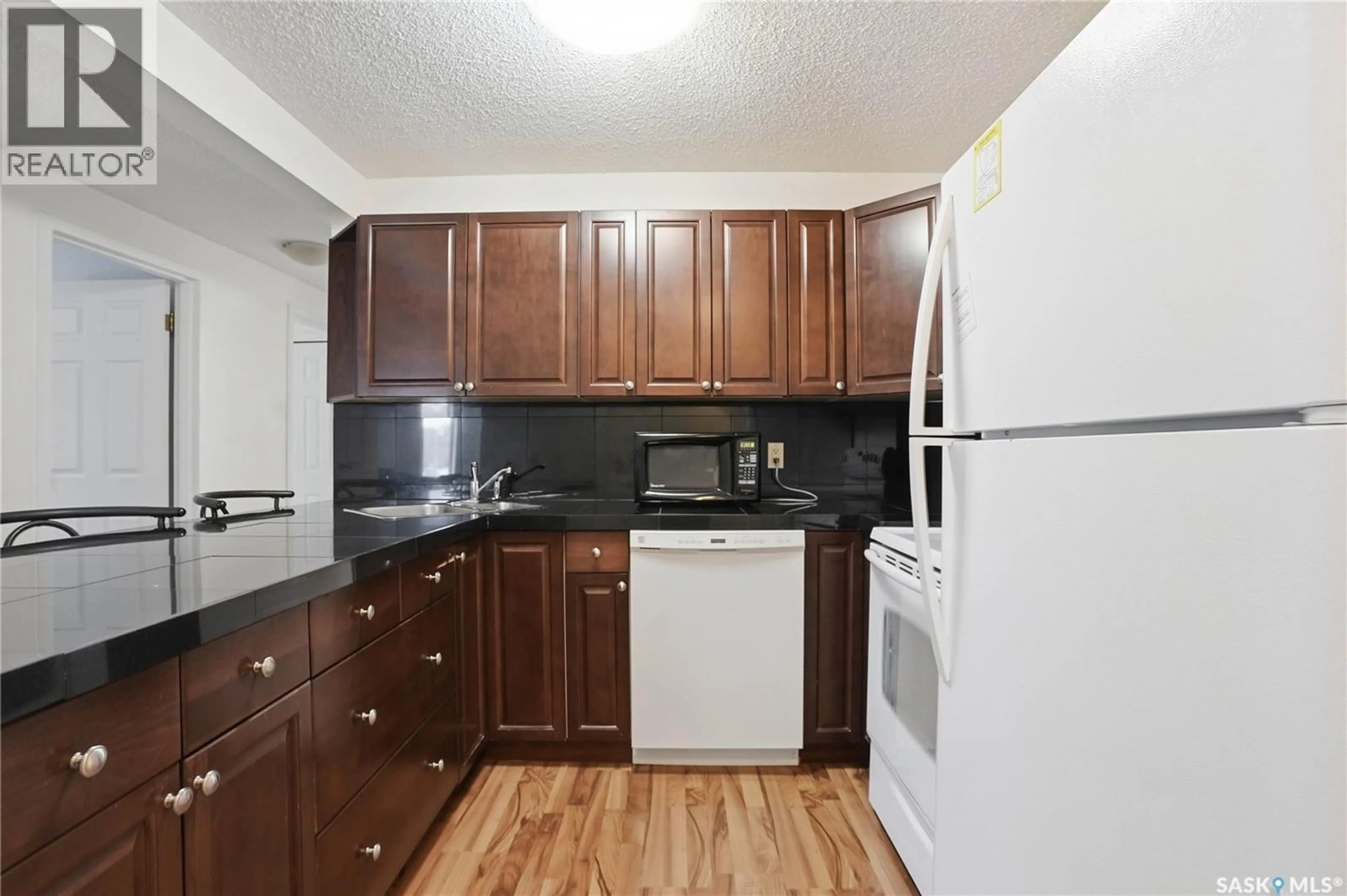 Standard kitchen, unknown for 203 - 427 TAIT COURT, Saskatoon Saskatchewan S7H5L3