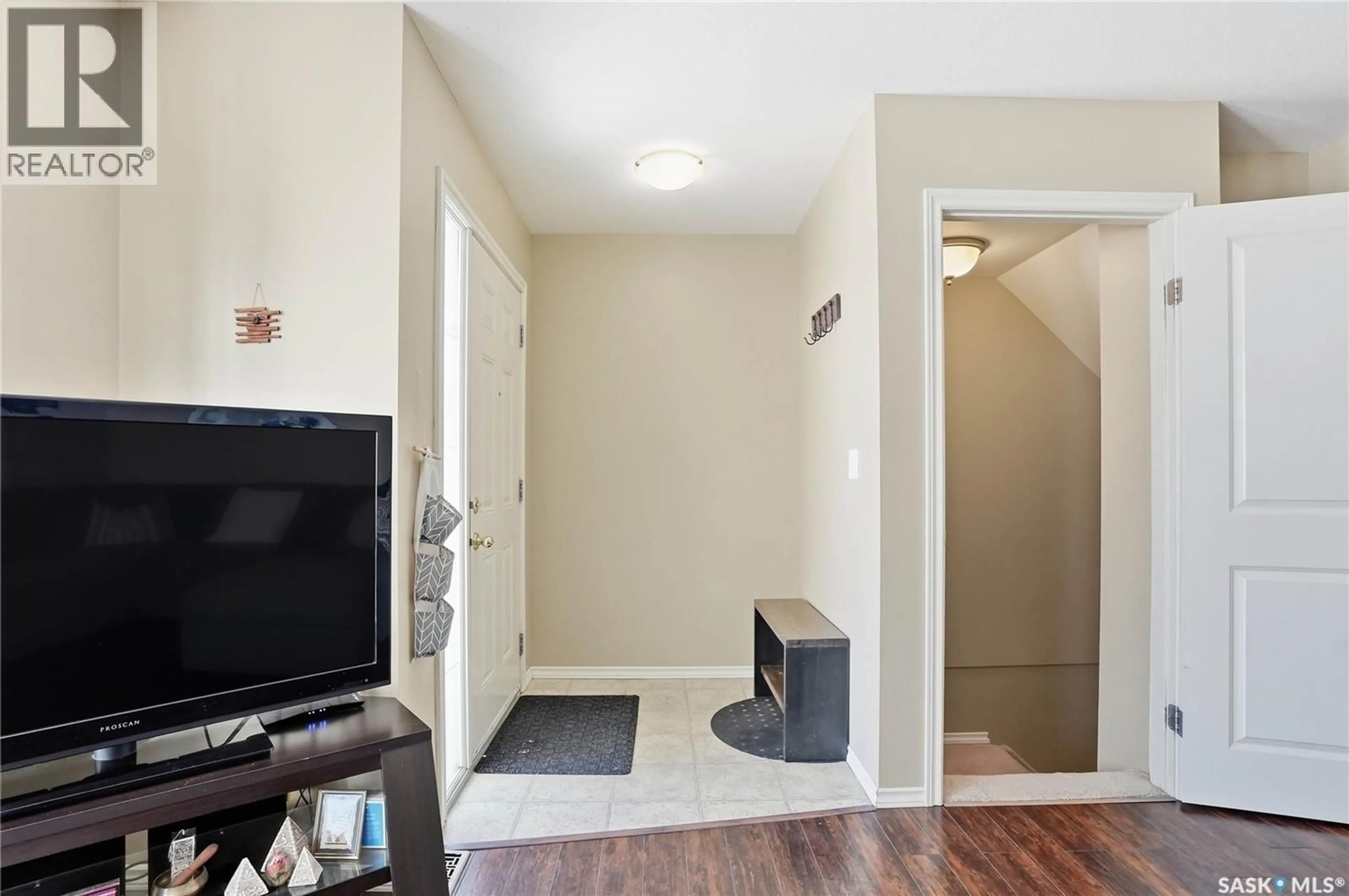 Indoor entryway for 303 - 619 SLIMMON PLACE, Saskatoon Saskatchewan S7V0A8