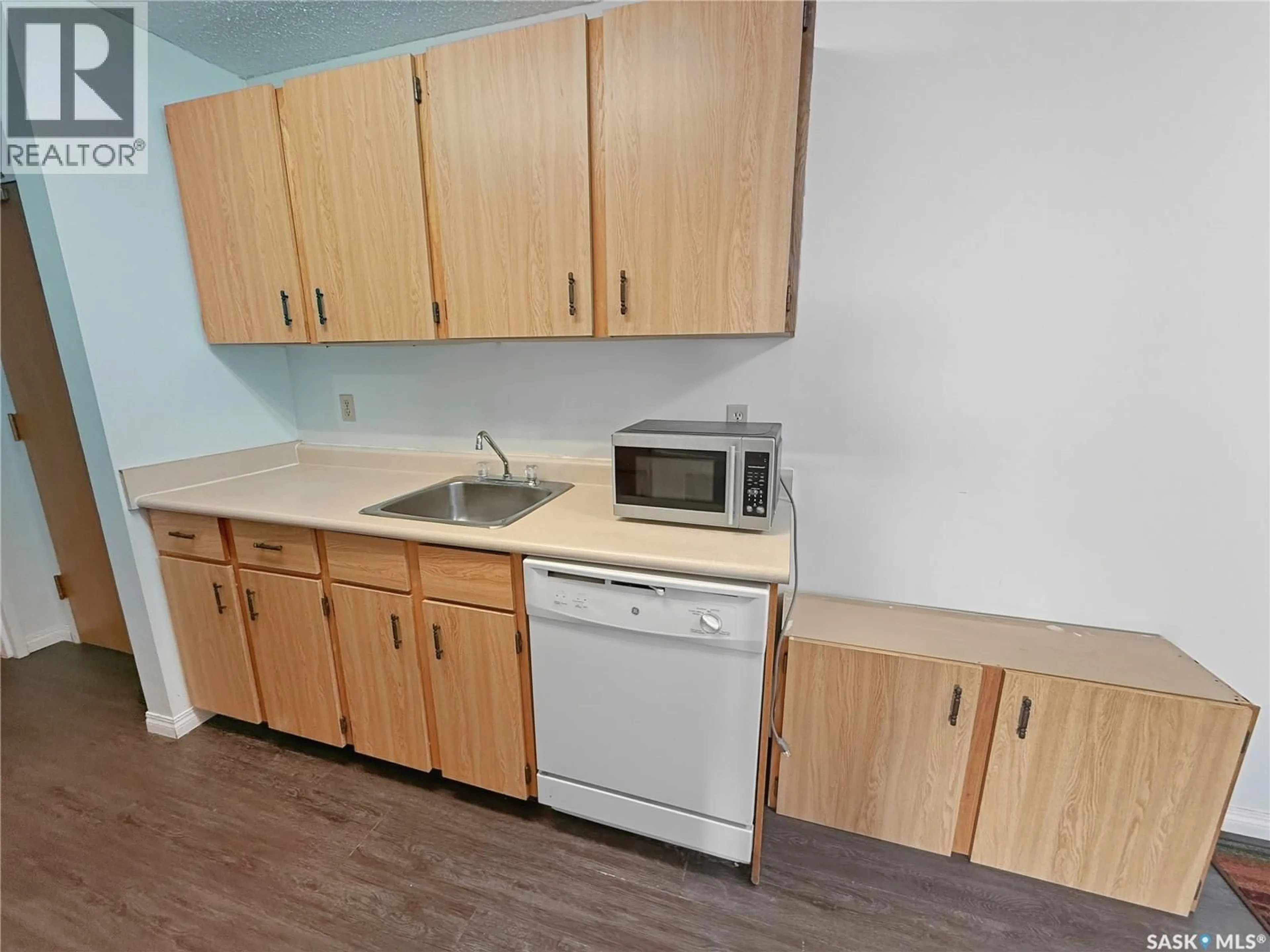Standard kitchen, wood/laminate floor for 301 1110 9TH AVENUE NE, Swift Current Saskatchewan S9H2S9
