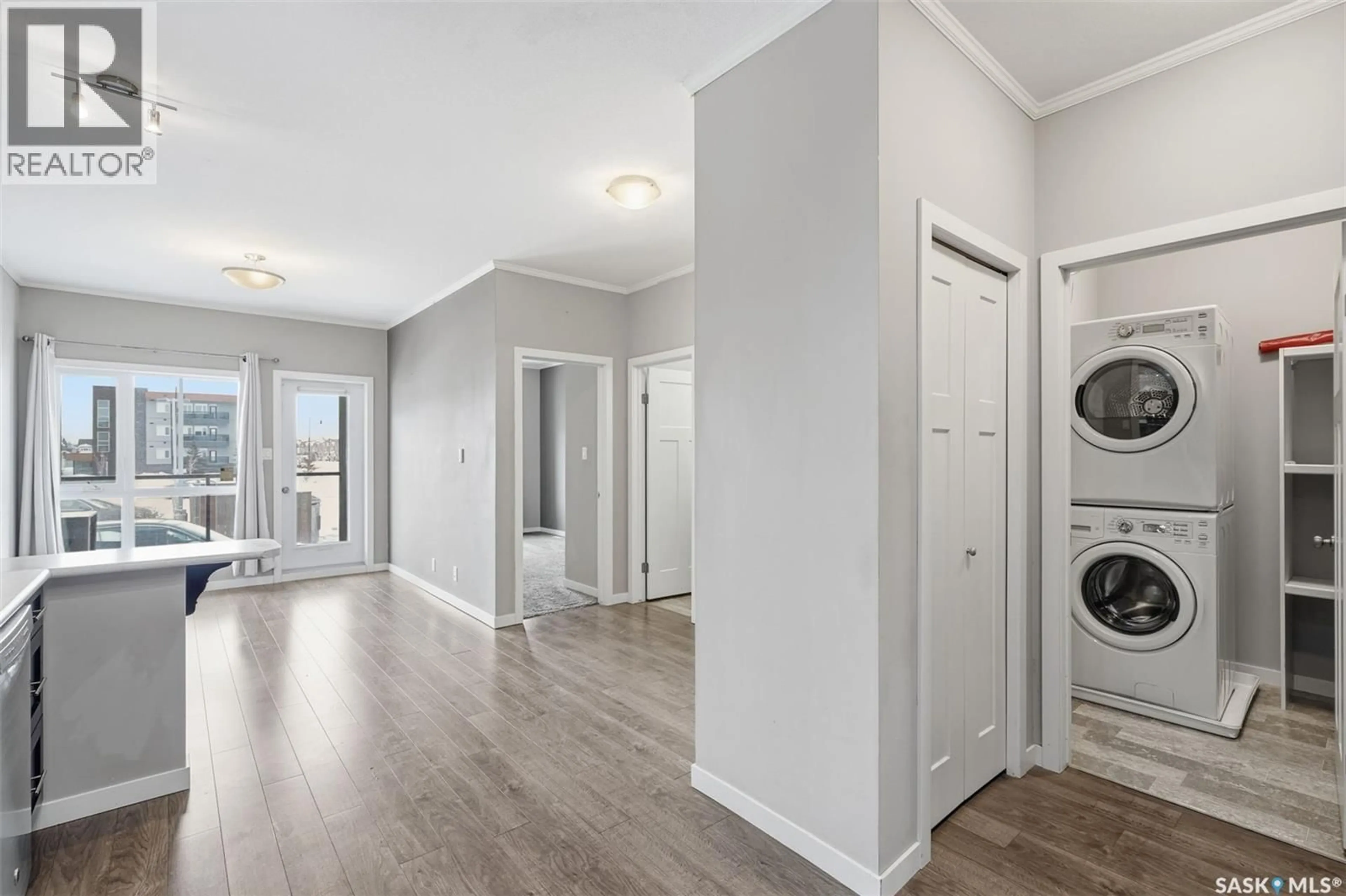 Indoor entryway for 120 545 HASSARD CLOSE, Saskatoon Saskatchewan S7L6V3