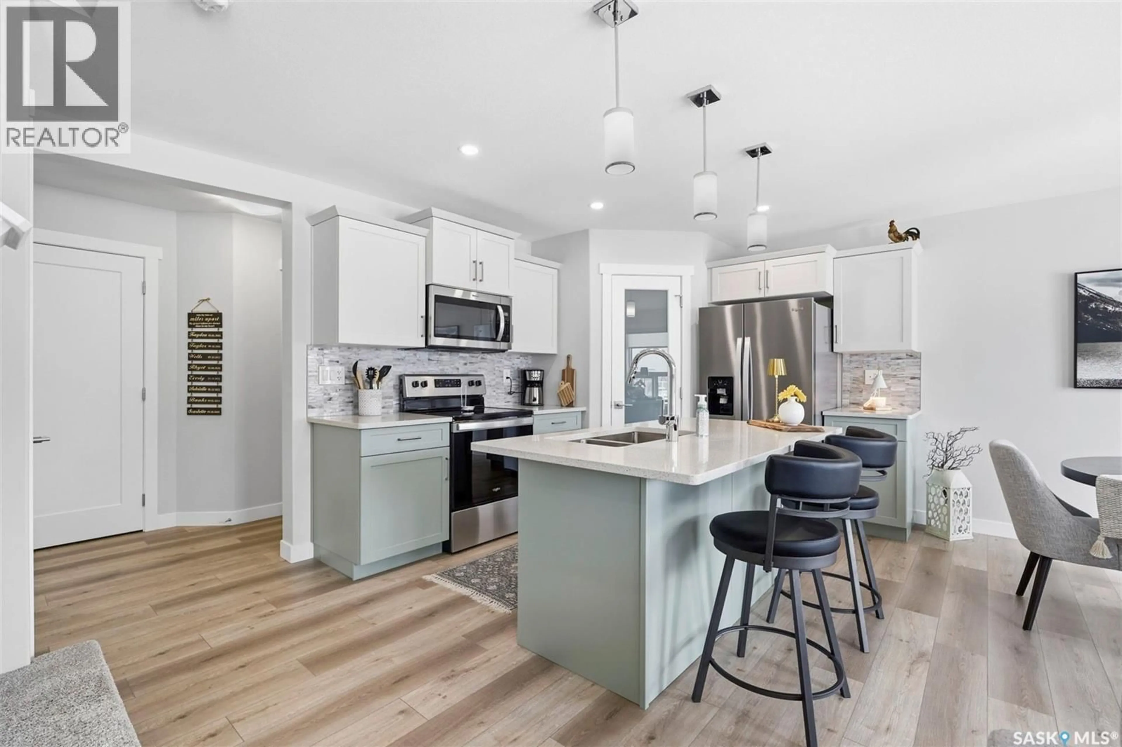 Open concept kitchen, ceramic/tile floor for 535 SCHMEISER AVENUE, Saskatoon Saskatchewan S7V1N6