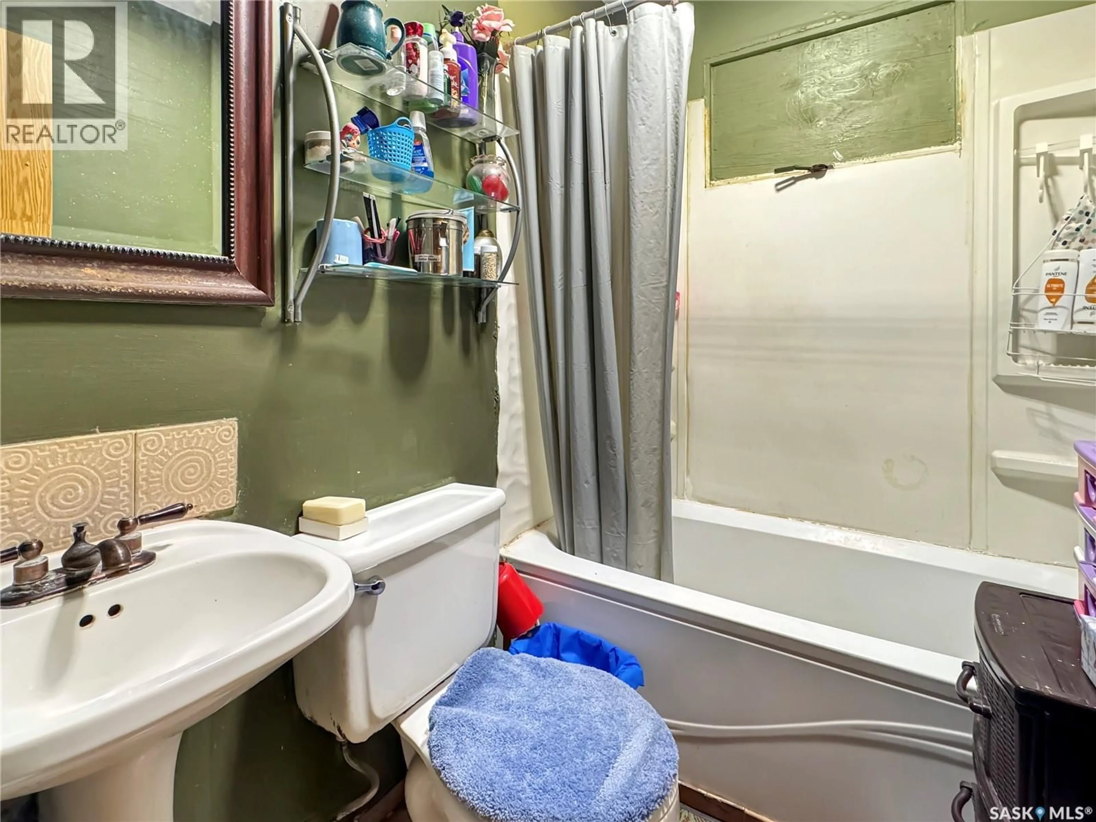 Standard bathroom, unknown for 1571 105TH STREET, North Battleford Saskatchewan S9A1T5