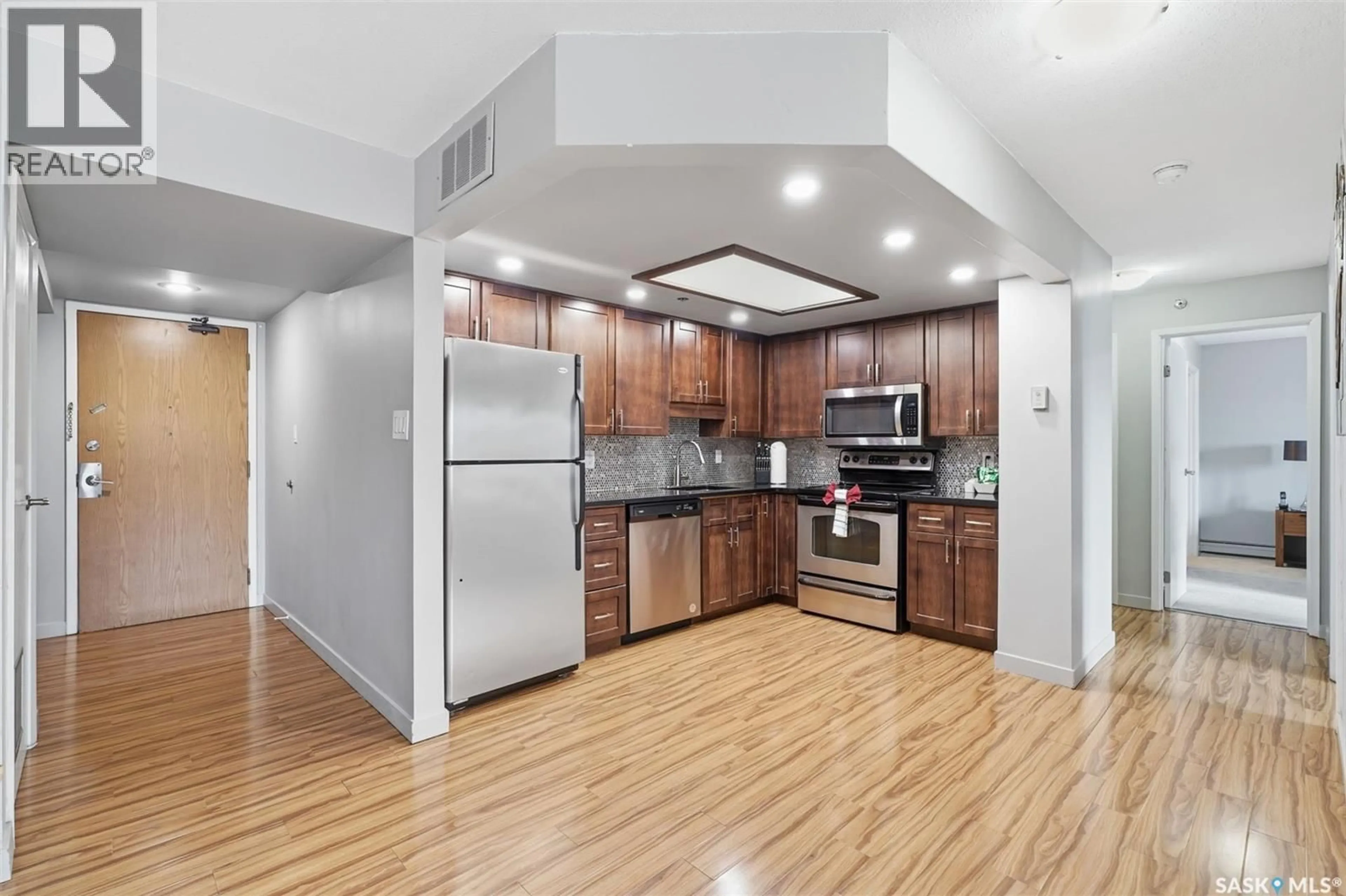 Standard kitchen, wood/laminate floor for N - 506 311 6TH AVENUE, Saskatoon Saskatchewan S7K7A9