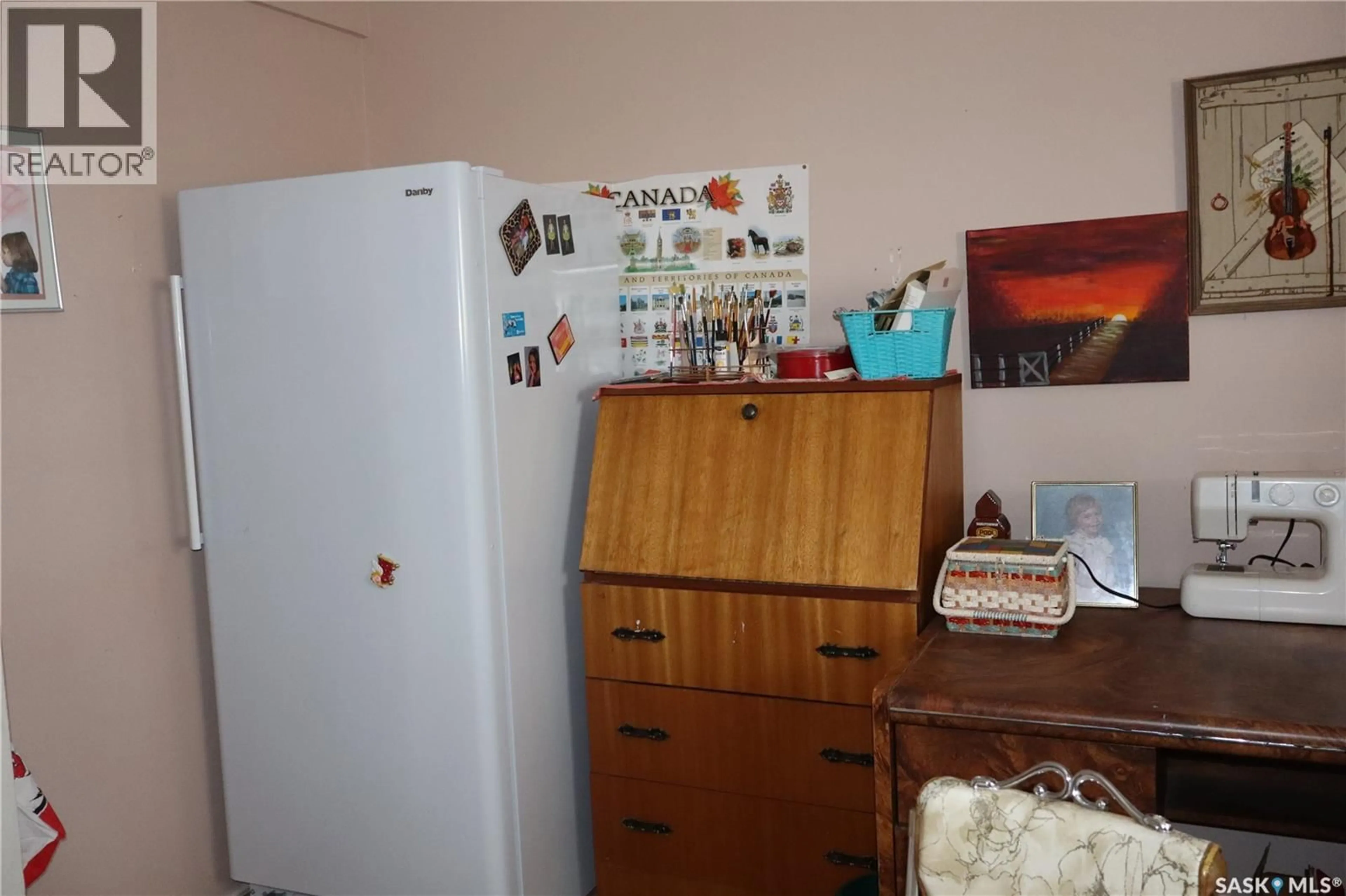 A pic of a room for 228 7TH AVENUE, Gravelbourg Saskatchewan S0H1X0