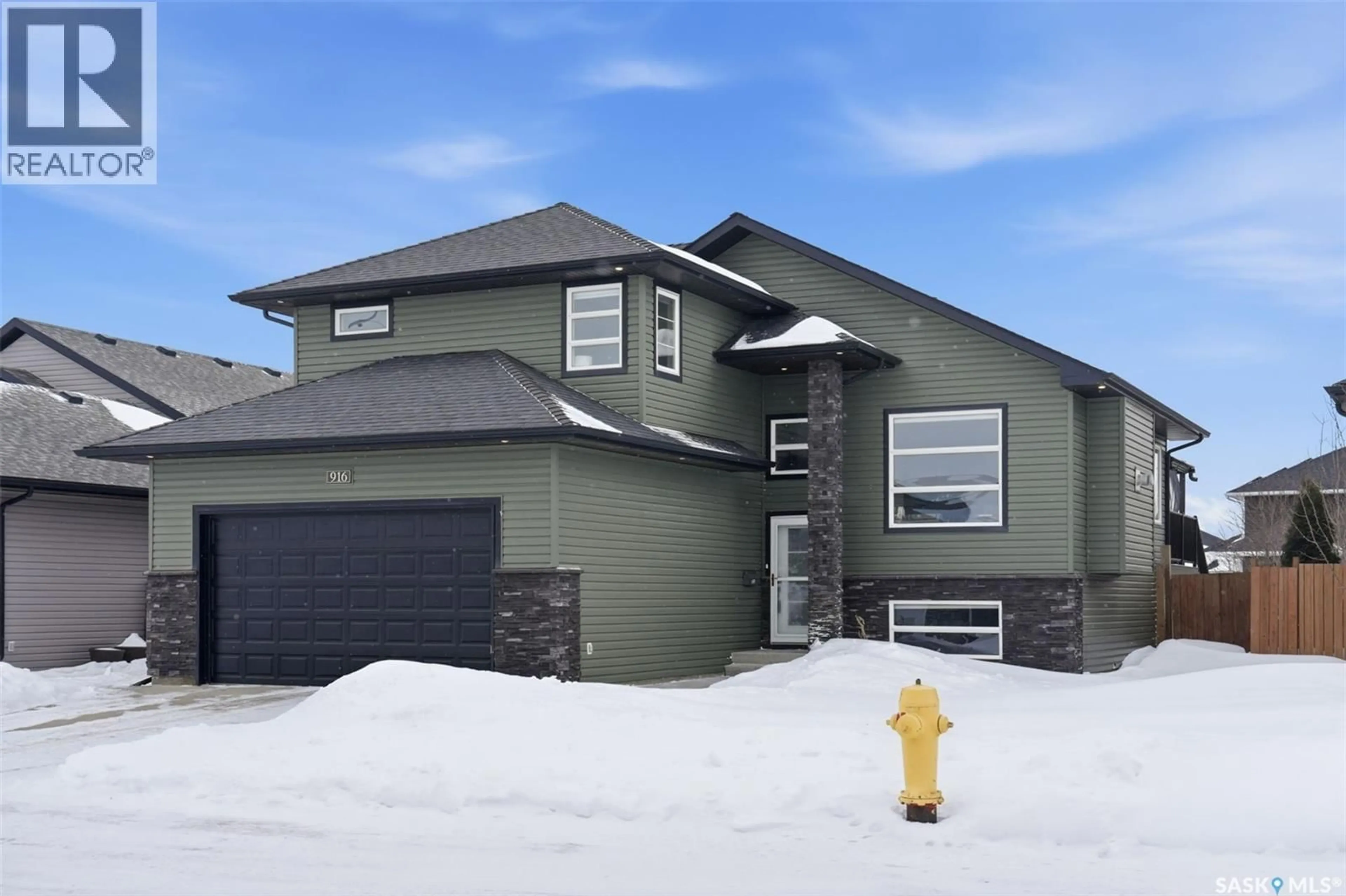 Home with vinyl exterior material, street for 916 STONY CRESCENT, Martensville Saskatchewan S0K2T1