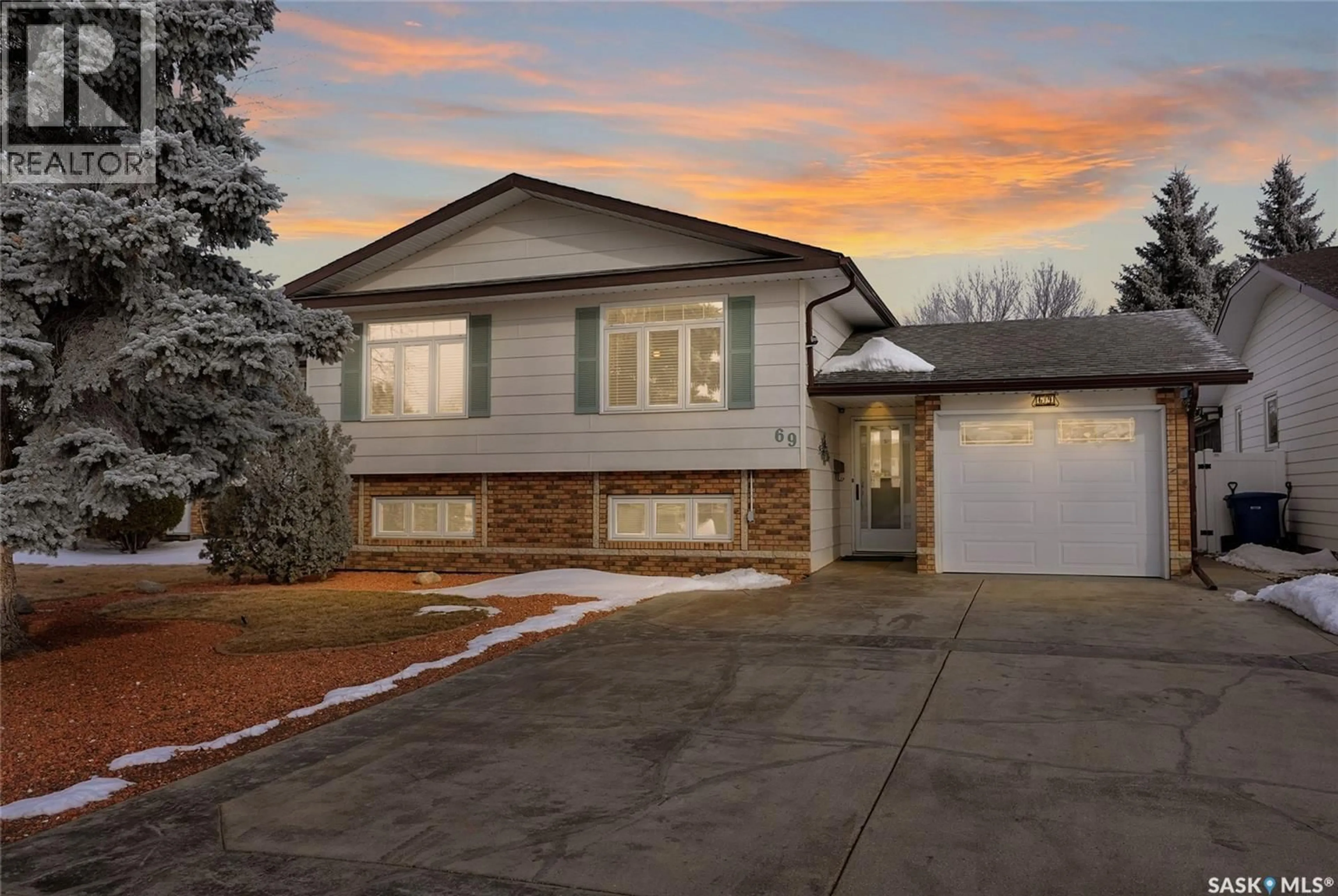 Home with vinyl exterior material, street for 69 THORN CRESCENT, Moose Jaw Saskatchewan S6J1J2