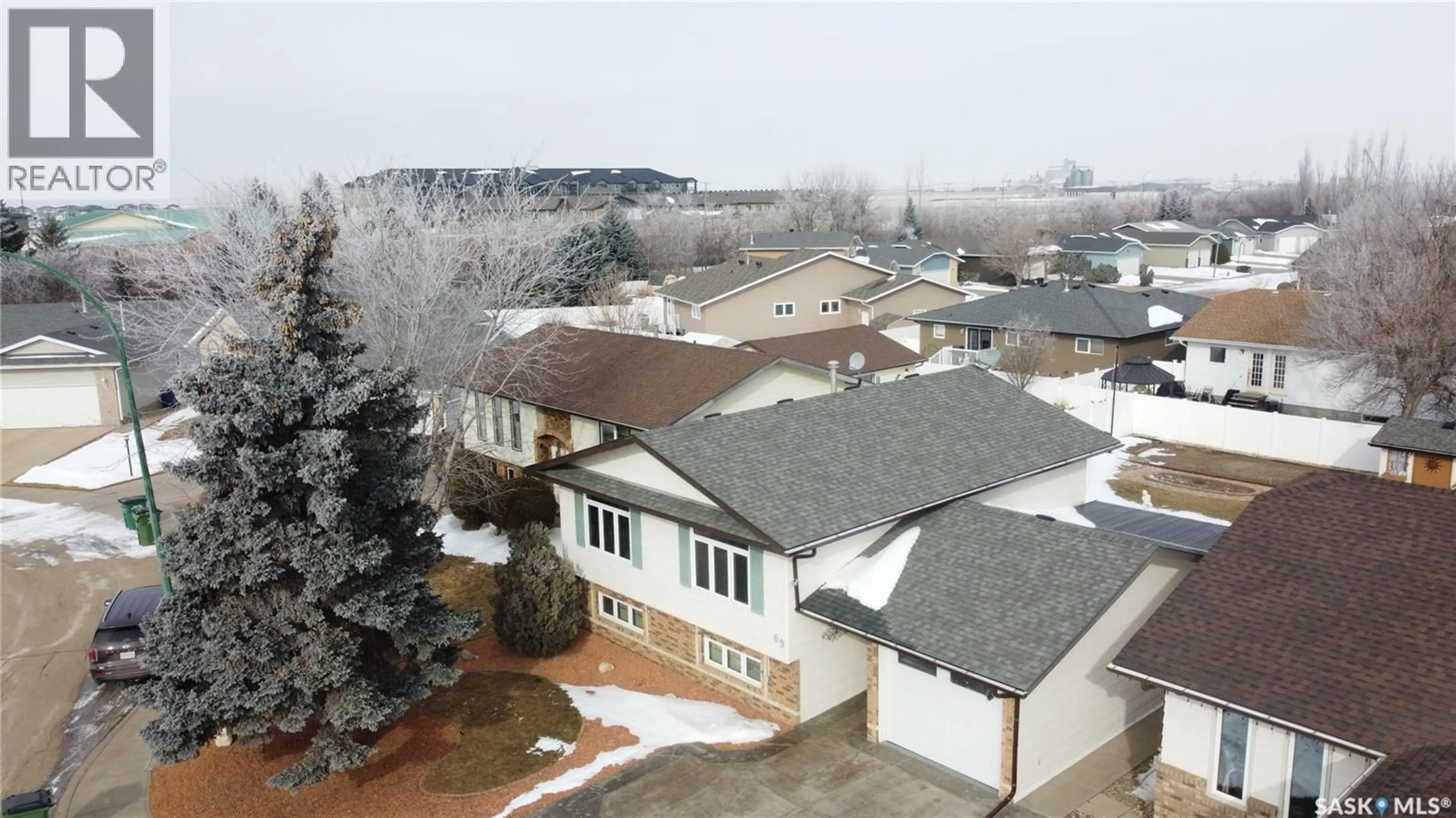 A pic from outside/outdoor area/front of a property/back of a property/a pic from drone, unknown for 69 THORN CRESCENT, Moose Jaw Saskatchewan S6J1J2