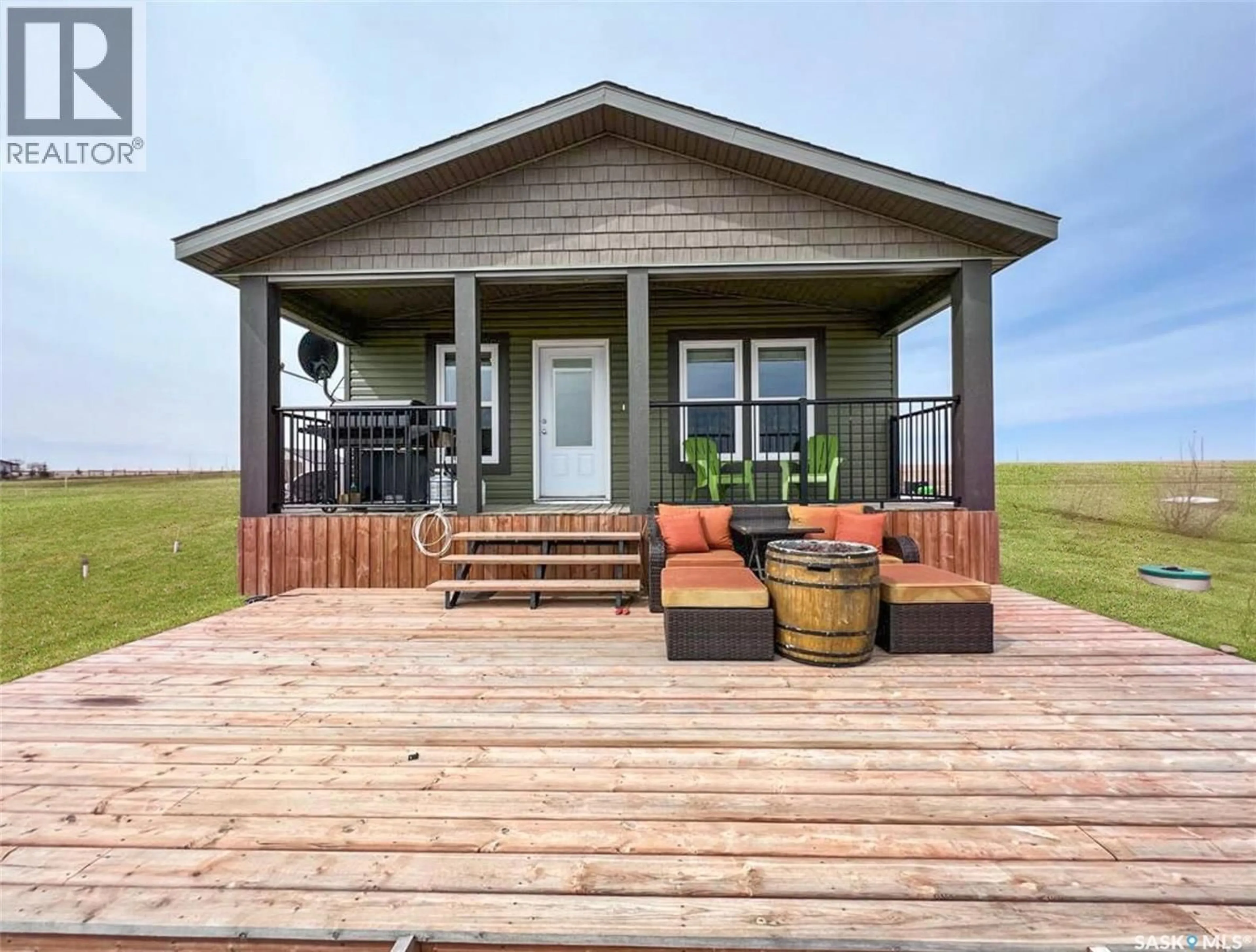 Home with vinyl exterior material, water/lake/river/ocean view for 701 PEBBLE DRIVE, Webb Rm No. 138 Saskatchewan S0N2X0