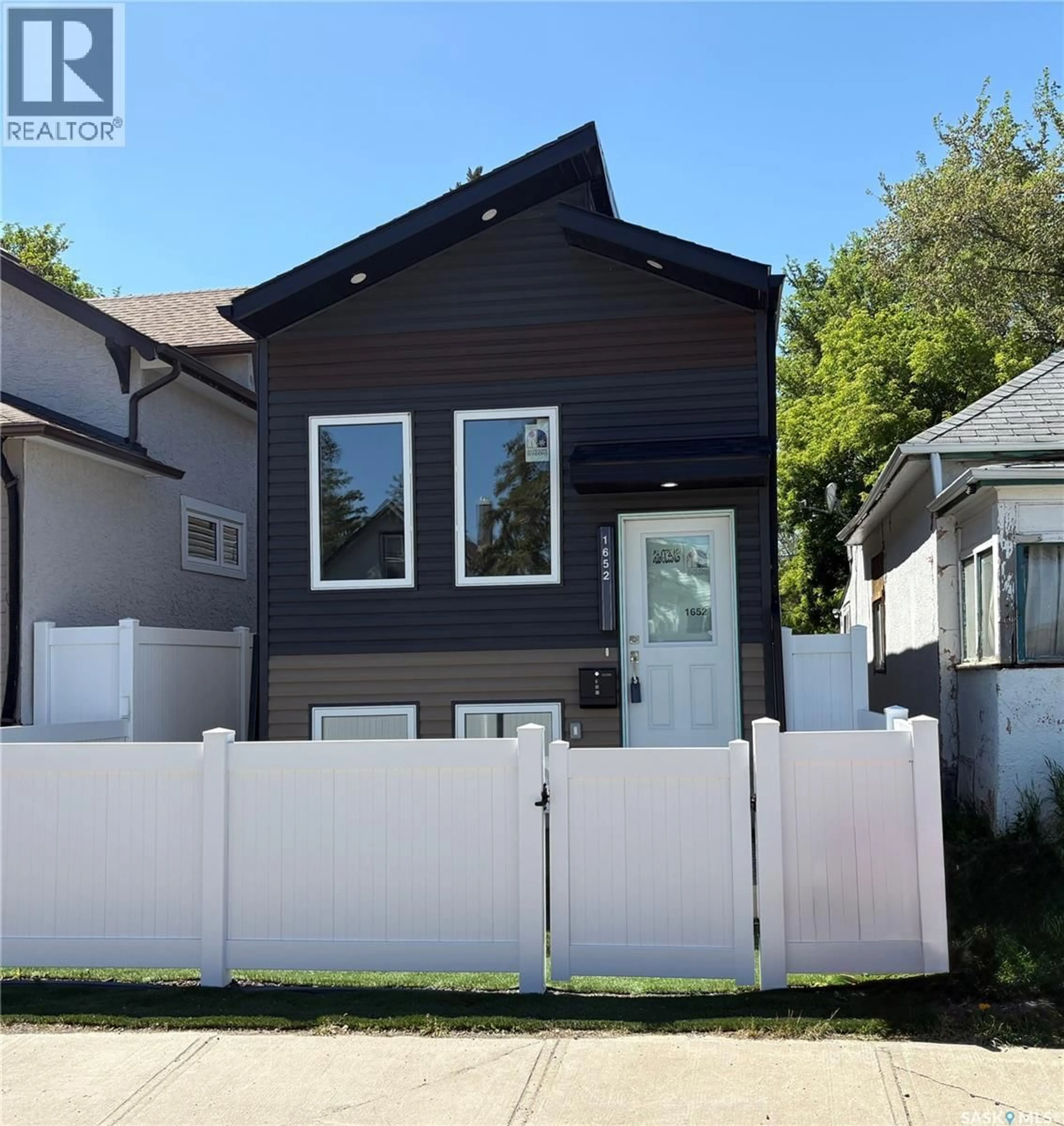 Home with vinyl exterior material, street for 1652 MONTREAL STREET, Regina Saskatchewan S4P1K6