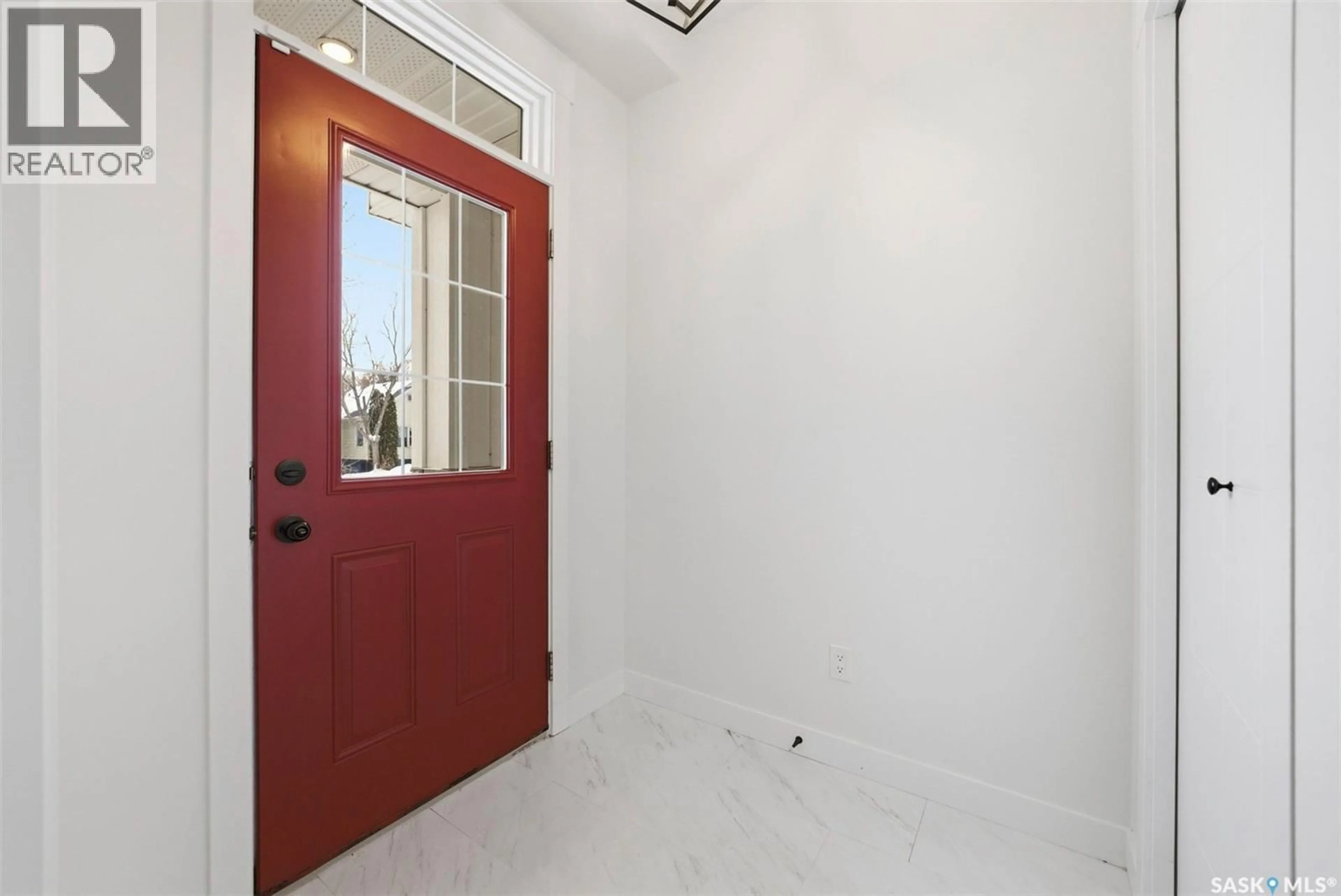 Indoor foyer for 1131B 6TH STREET, Saskatoon Saskatchewan S7H1E4