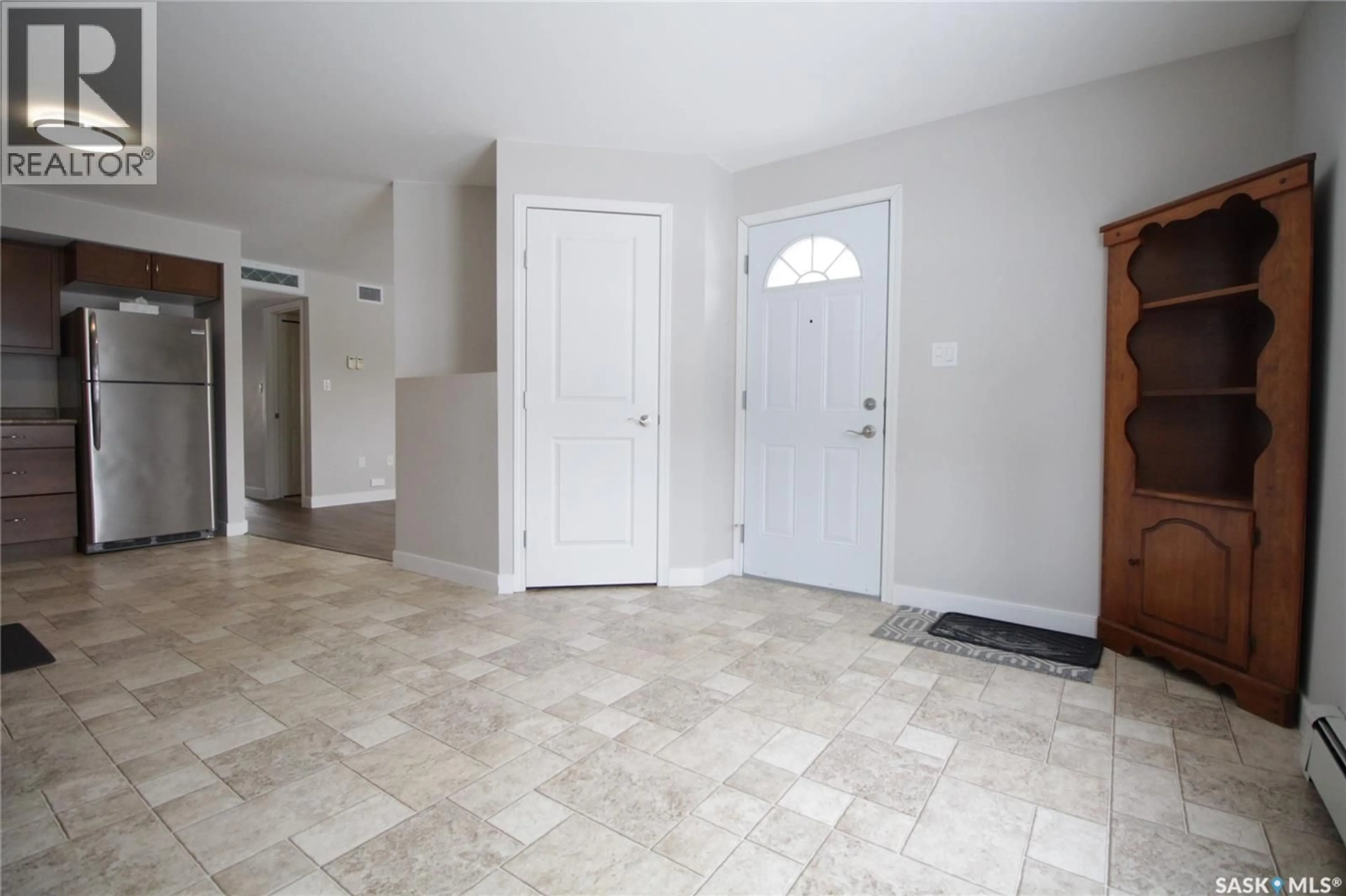 Indoor entryway for 10 405 WINDOVER AVENUE, Moosomin Saskatchewan S0G3N0