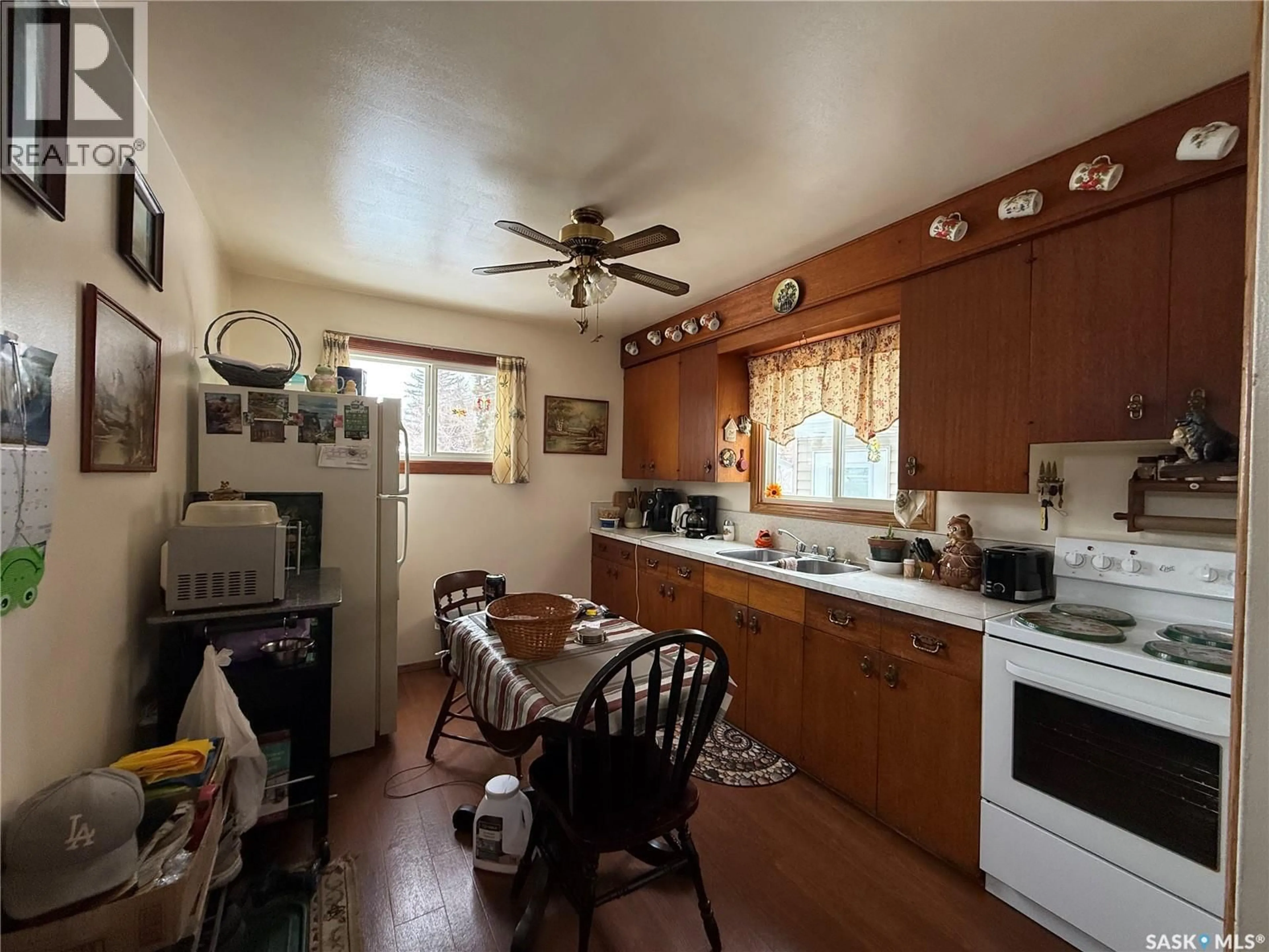 Standard kitchen, unknown for 1329 G AVENUE, Saskatoon Saskatchewan S7L2A6