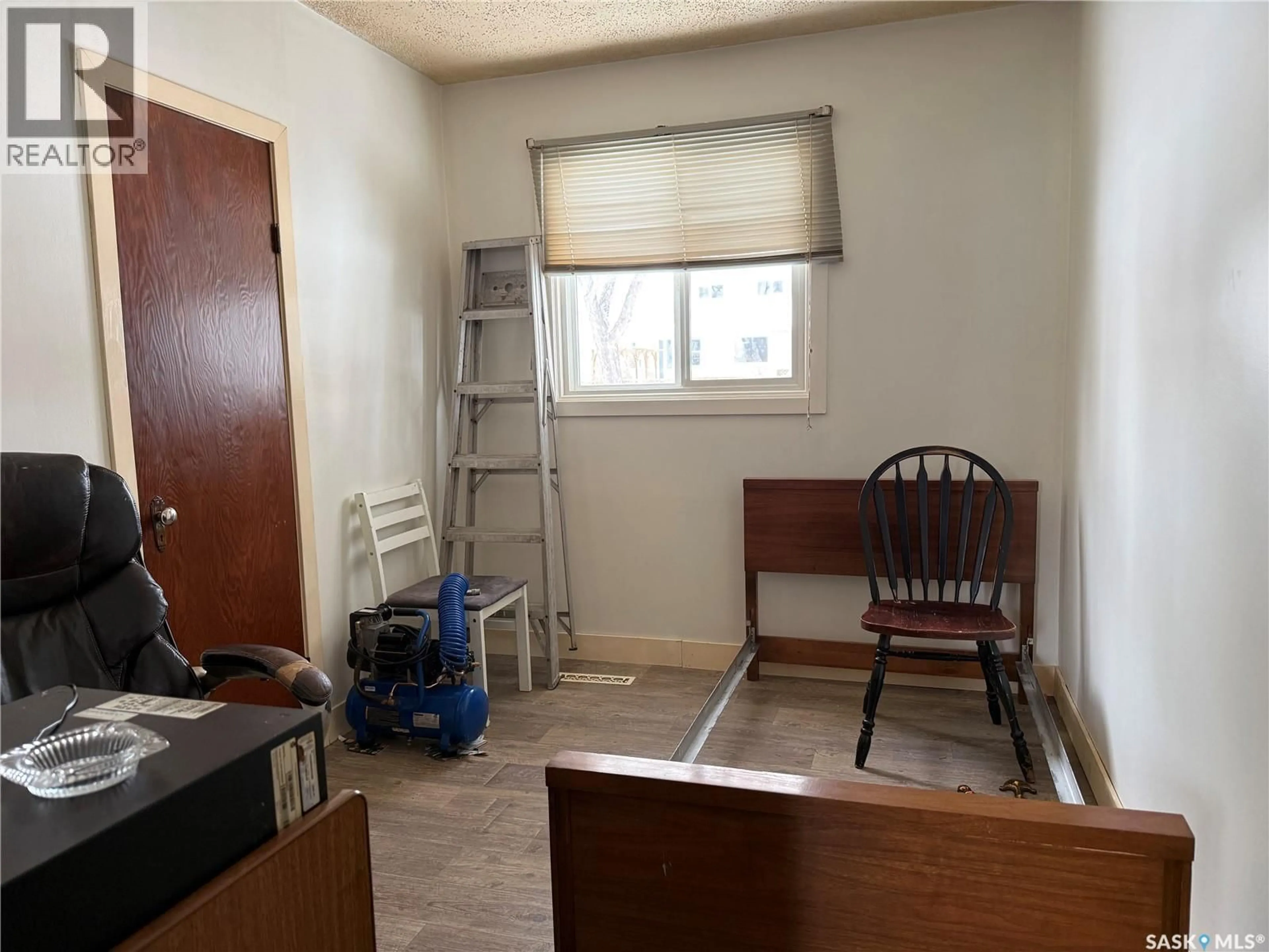 A pic of a room for 1329 G AVENUE, Saskatoon Saskatchewan S7L2A6