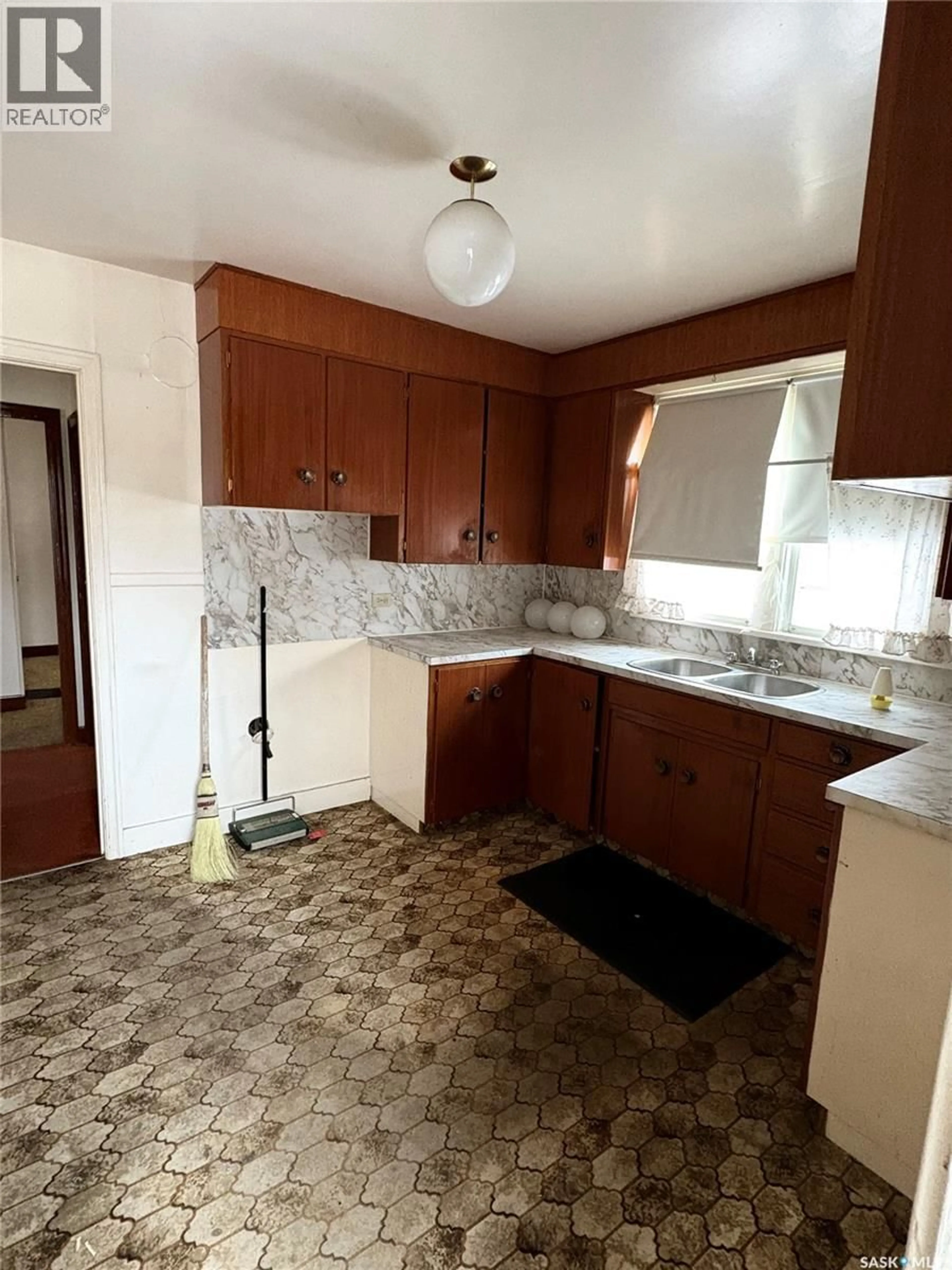 Unknown for 975 COTEAU STREET, Moose Jaw Saskatchewan S6H5G1