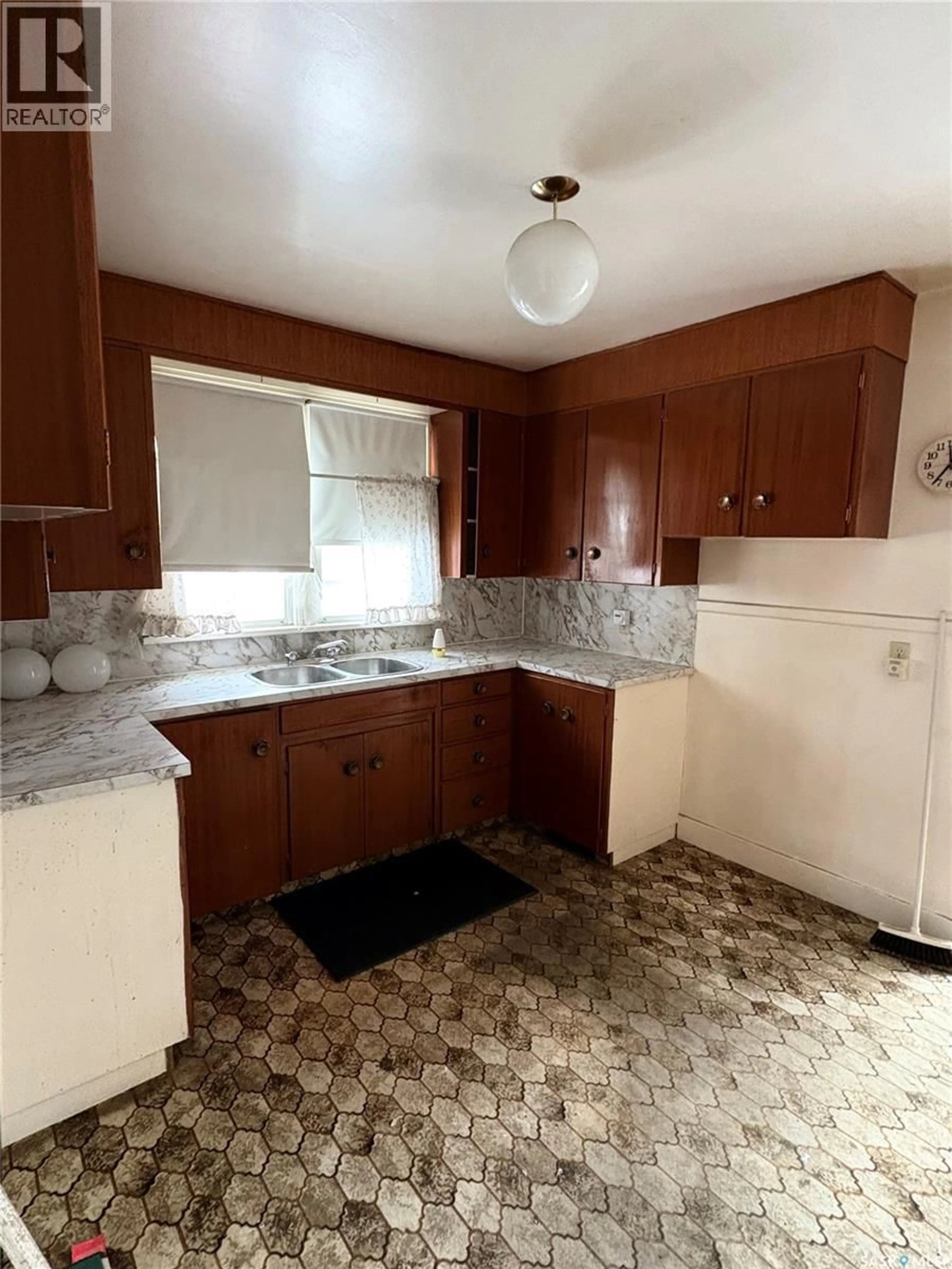 Standard kitchen, unknown for 975 COTEAU STREET, Moose Jaw Saskatchewan S6H5G1