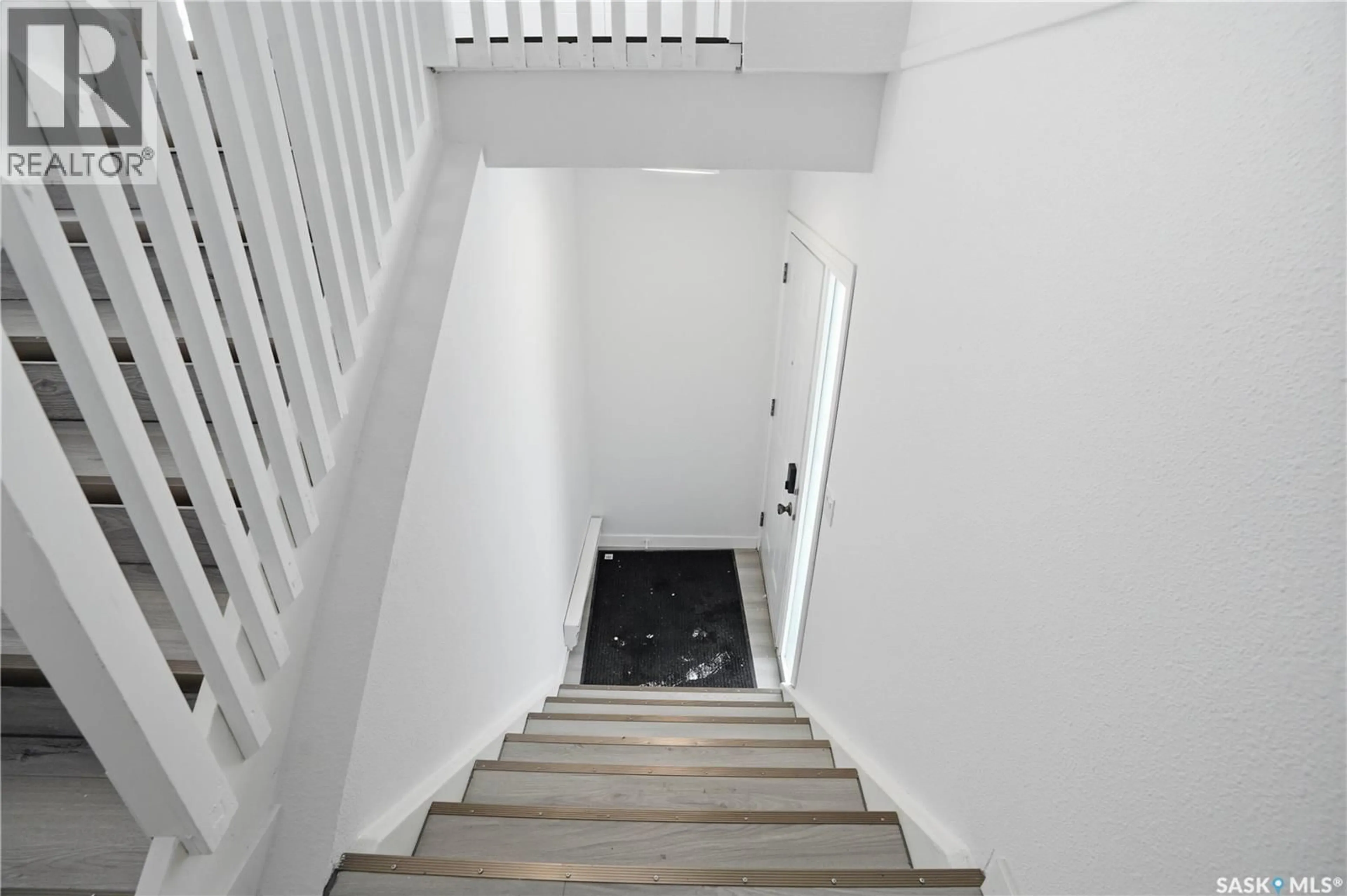 Stairs for 425 115TH STREET, Saskatoon Saskatchewan S7N2E5