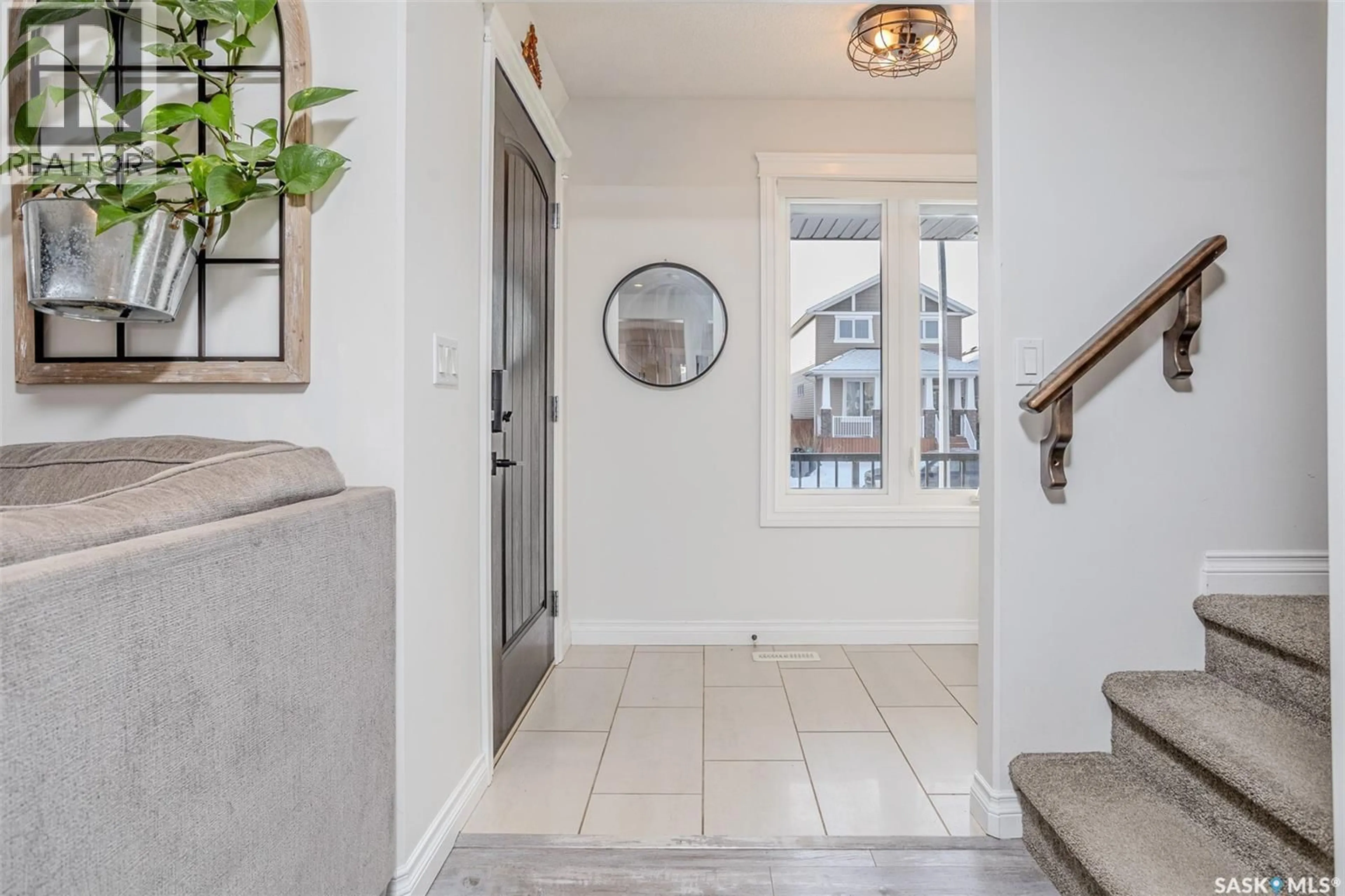 Indoor entryway for 450 KLOPPENBURG STREET, Saskatoon Saskatchewan S7S1N1