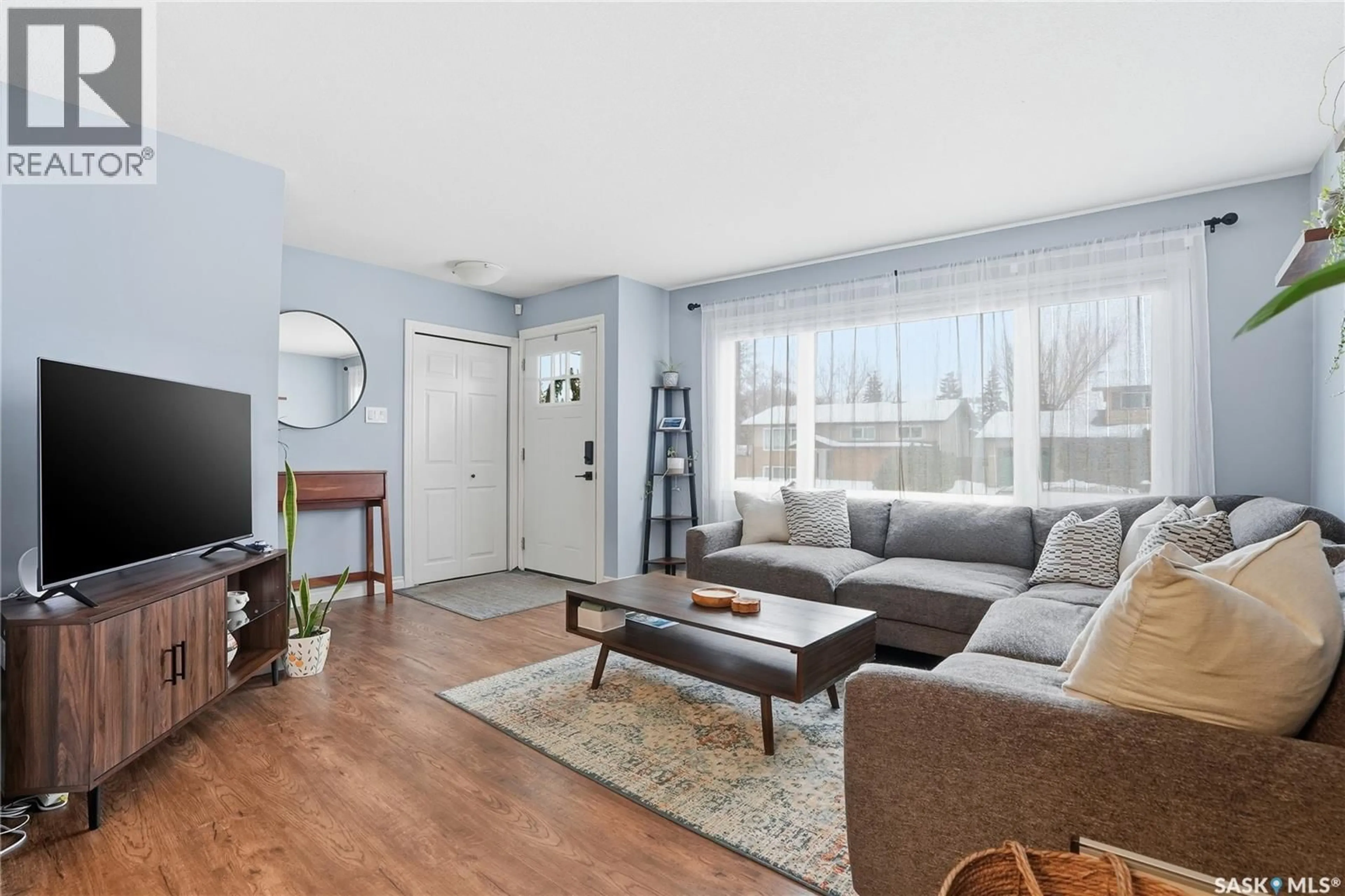 Living room with furniture, wood/laminate floor for 39 CANTLON CRESCENT, Saskatoon Saskatchewan S7J2T2