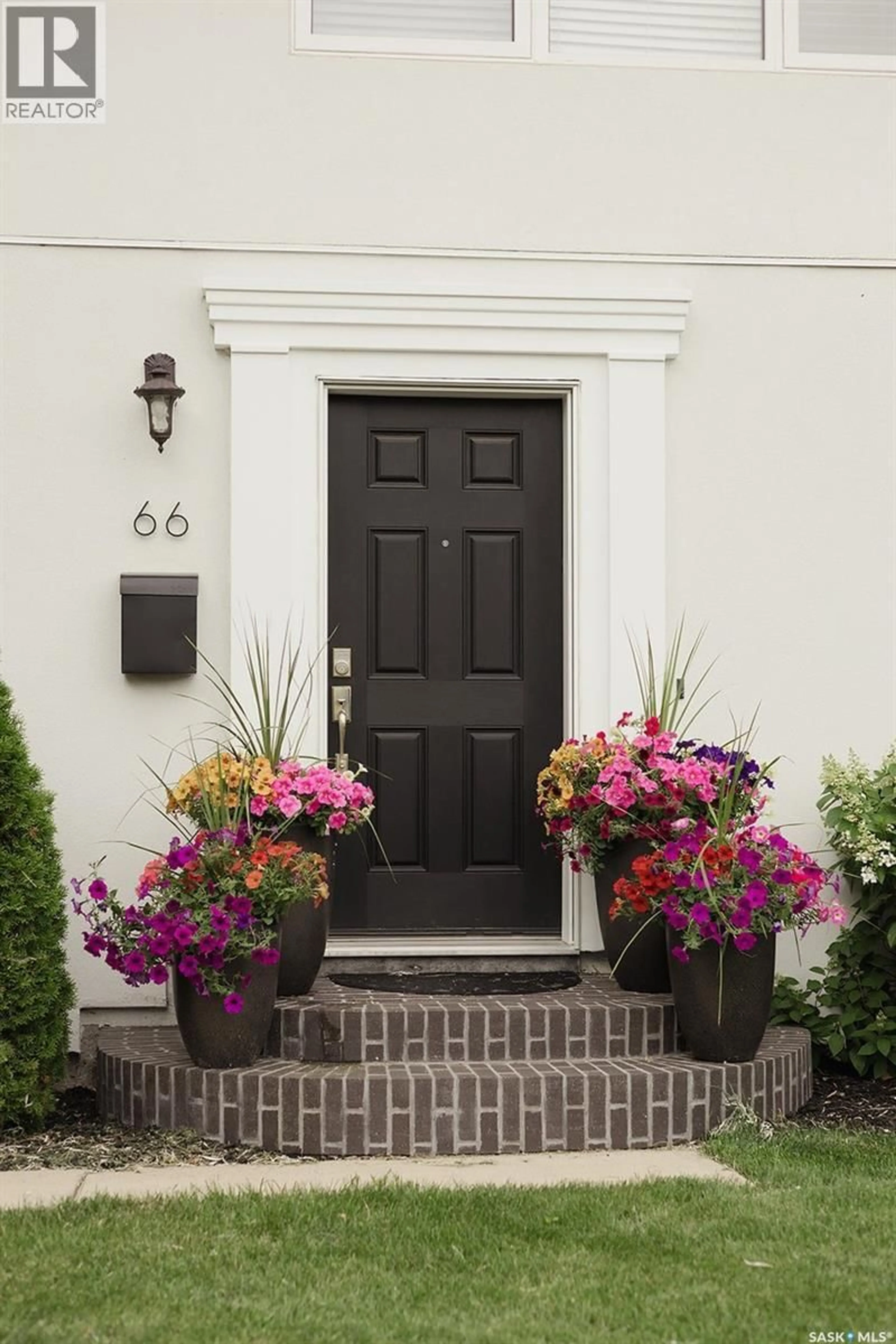 Indoor entryway for 66 MURPHY CRESCENT, Saskatoon Saskatchewan S7J2T4