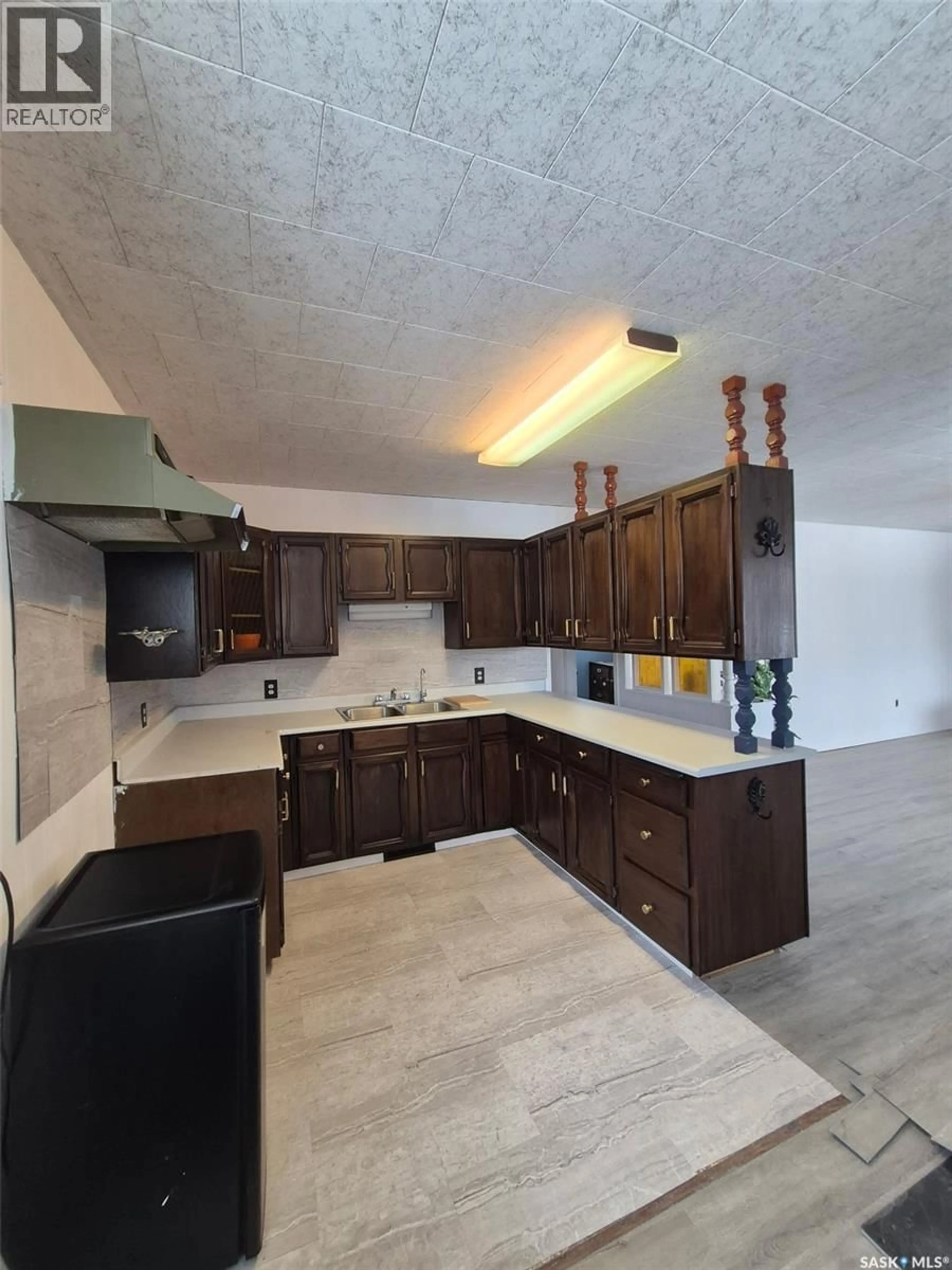 Open concept kitchen, ceramic/tile floor for 613 SAKUHIKAN DRIVE, Mistusinne Saskatchewan S0H1J0