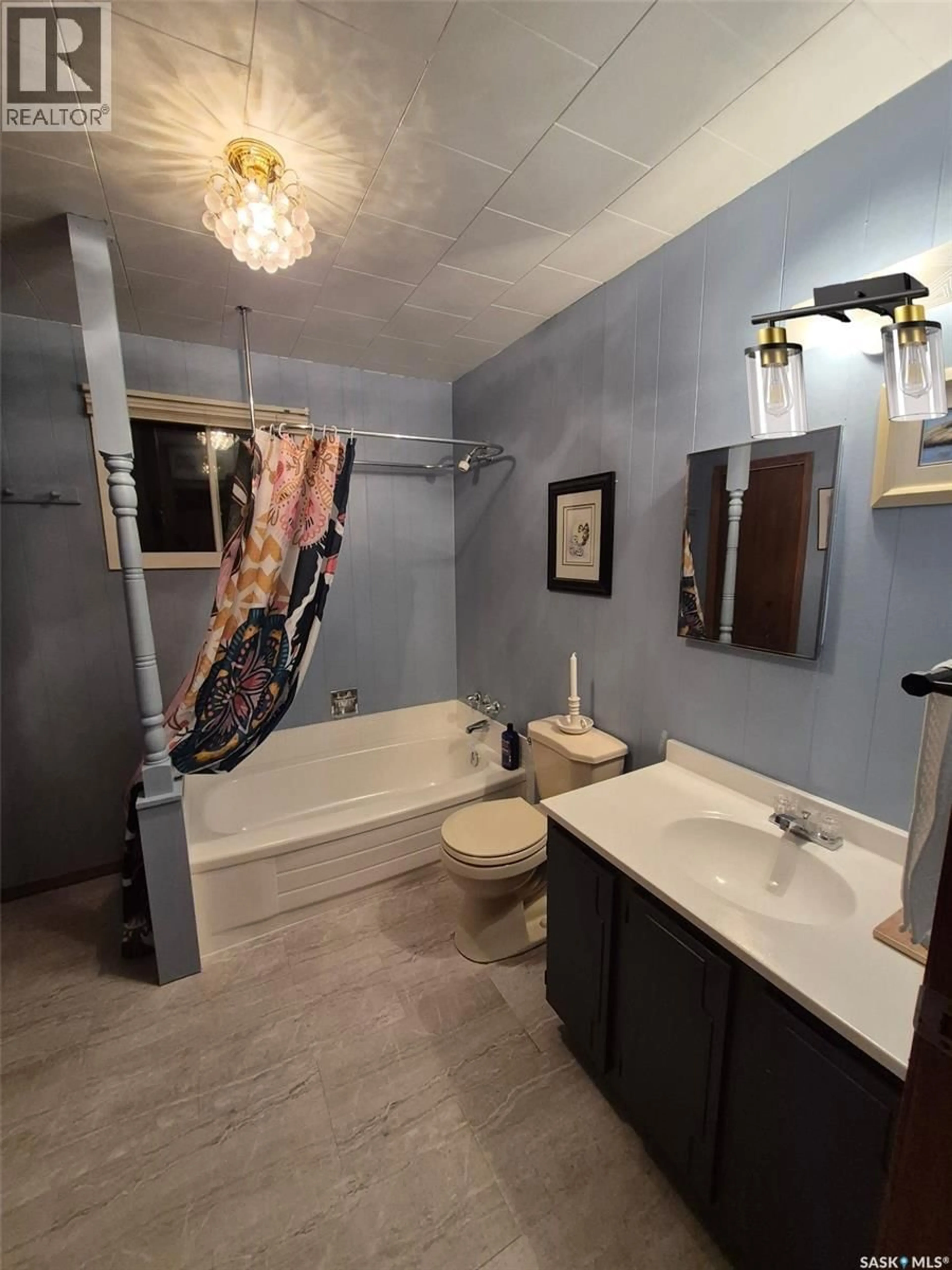 Standard bathroom, ceramic/tile floor for 613 SAKUHIKAN DRIVE, Mistusinne Saskatchewan S0H1J0