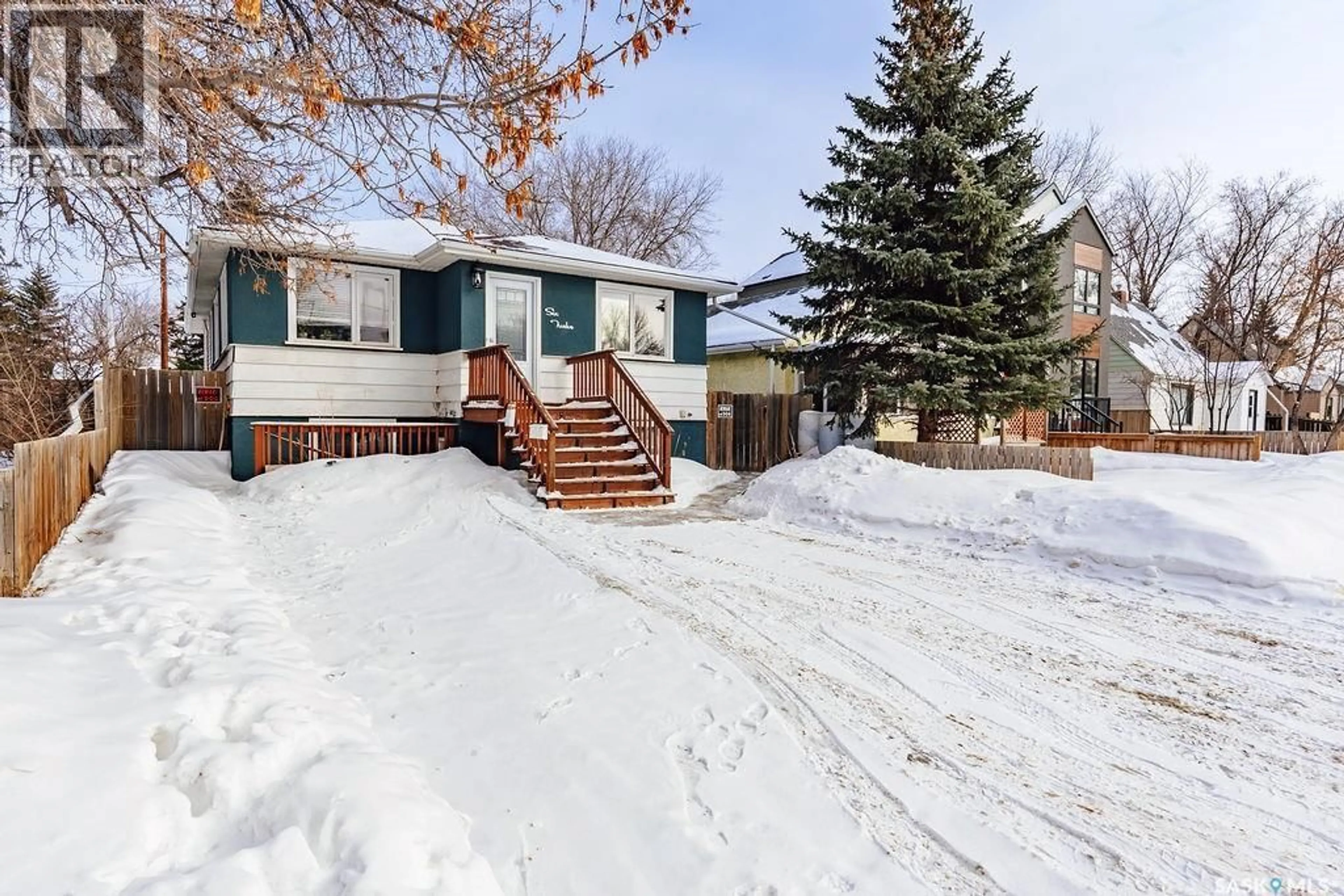 Patio, street for 612 M AVENUE, Saskatoon Saskatchewan S7M2L2