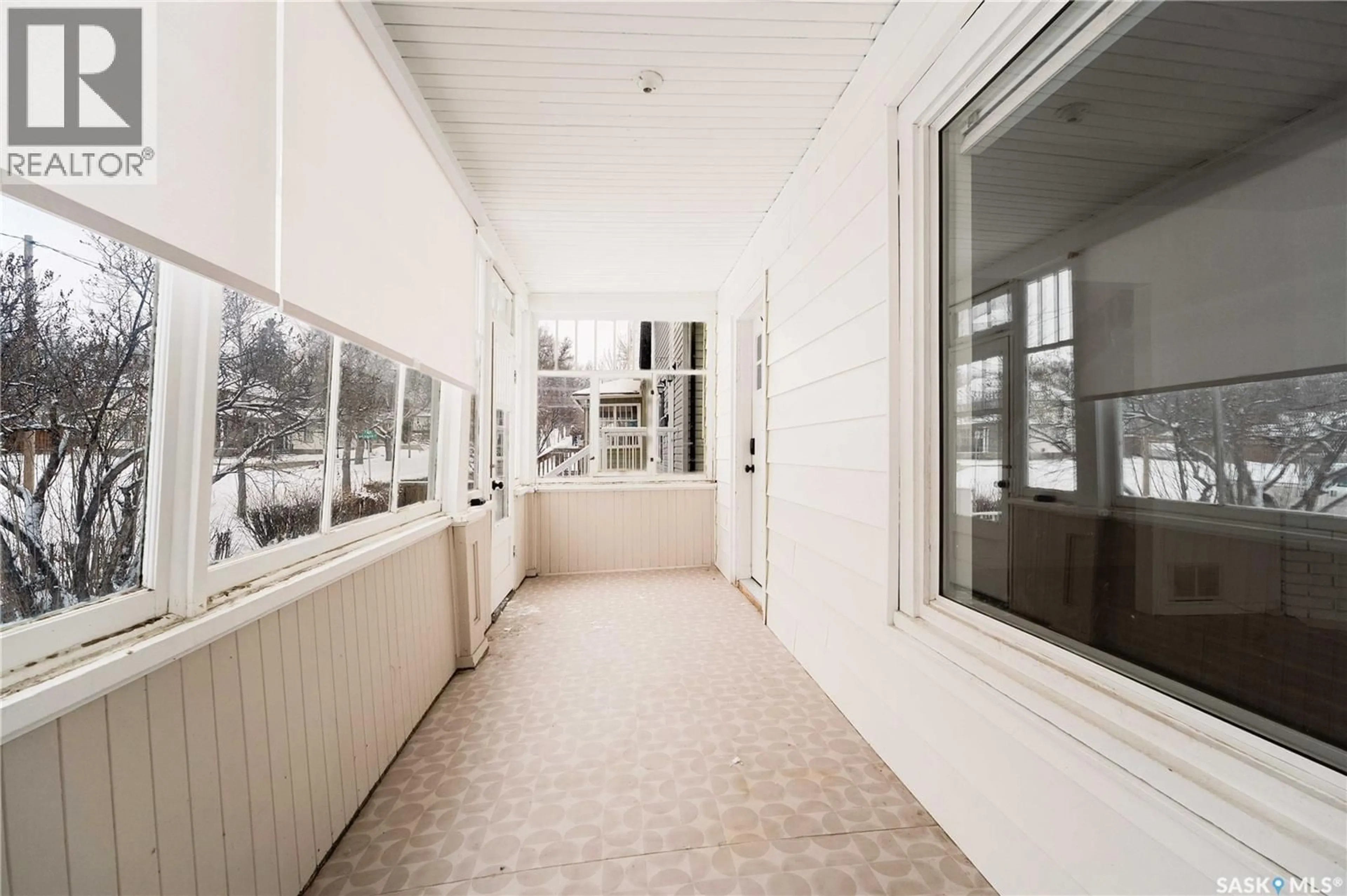 Indoor foyer for 1037 3RD AVENUE, Moose Jaw Saskatchewan S6H1E6