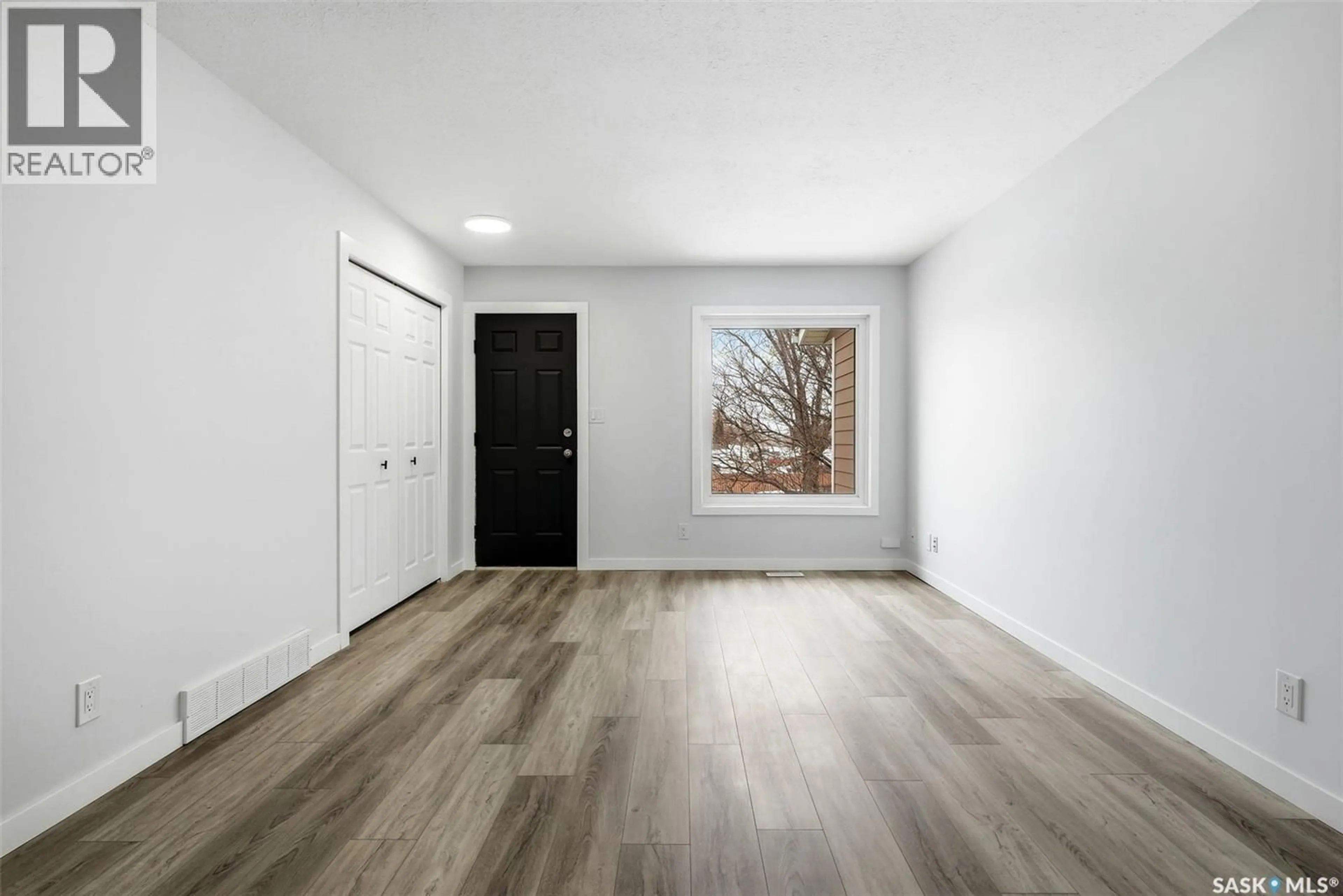Indoor entryway for 62 CEDAR MEADOW DRIVE, Regina Saskatchewan S4X3J6