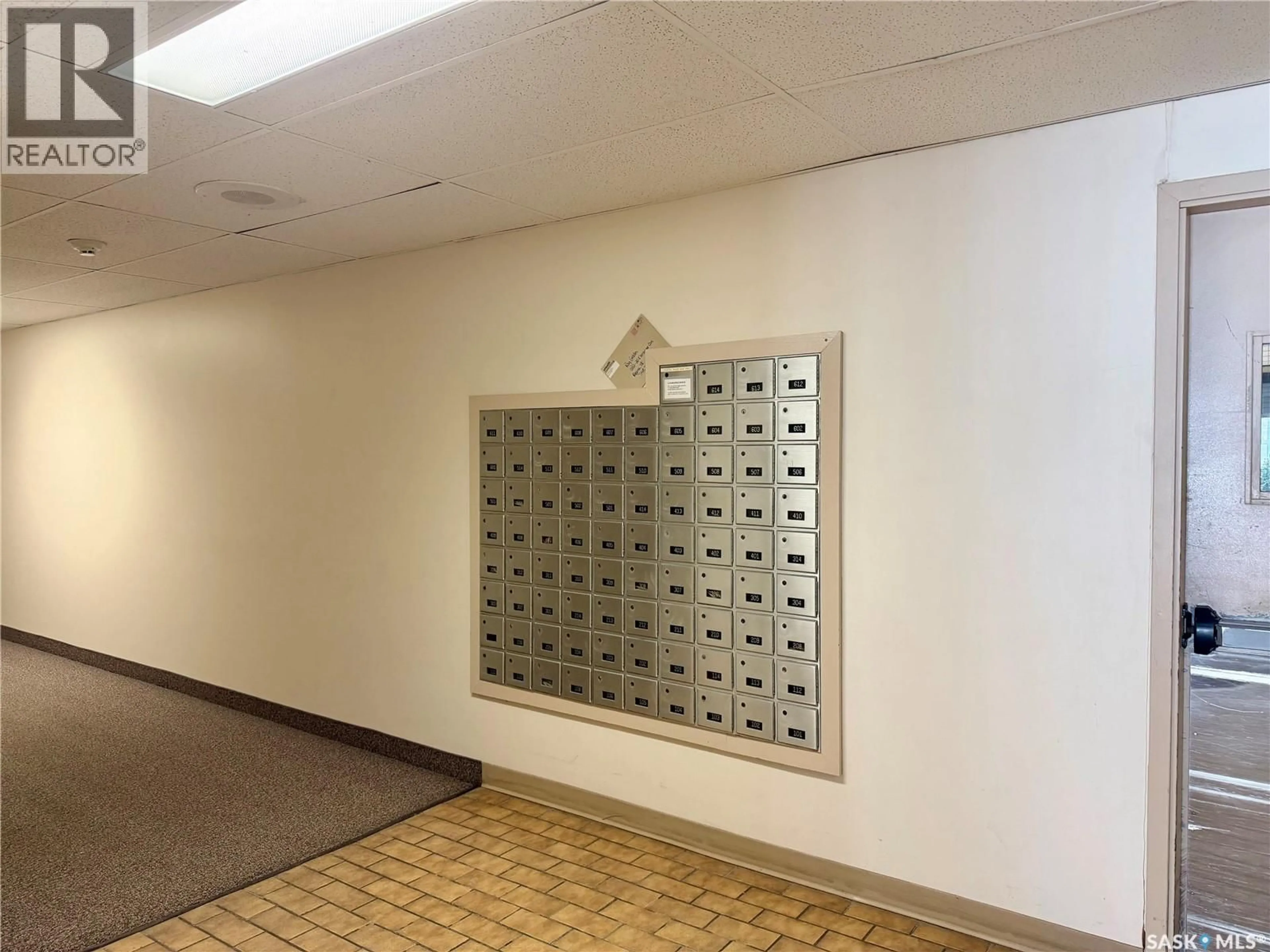 Indoor foyer for 209 KLEISINGER CRESCENT, Regina Saskatchewan S4R7M3