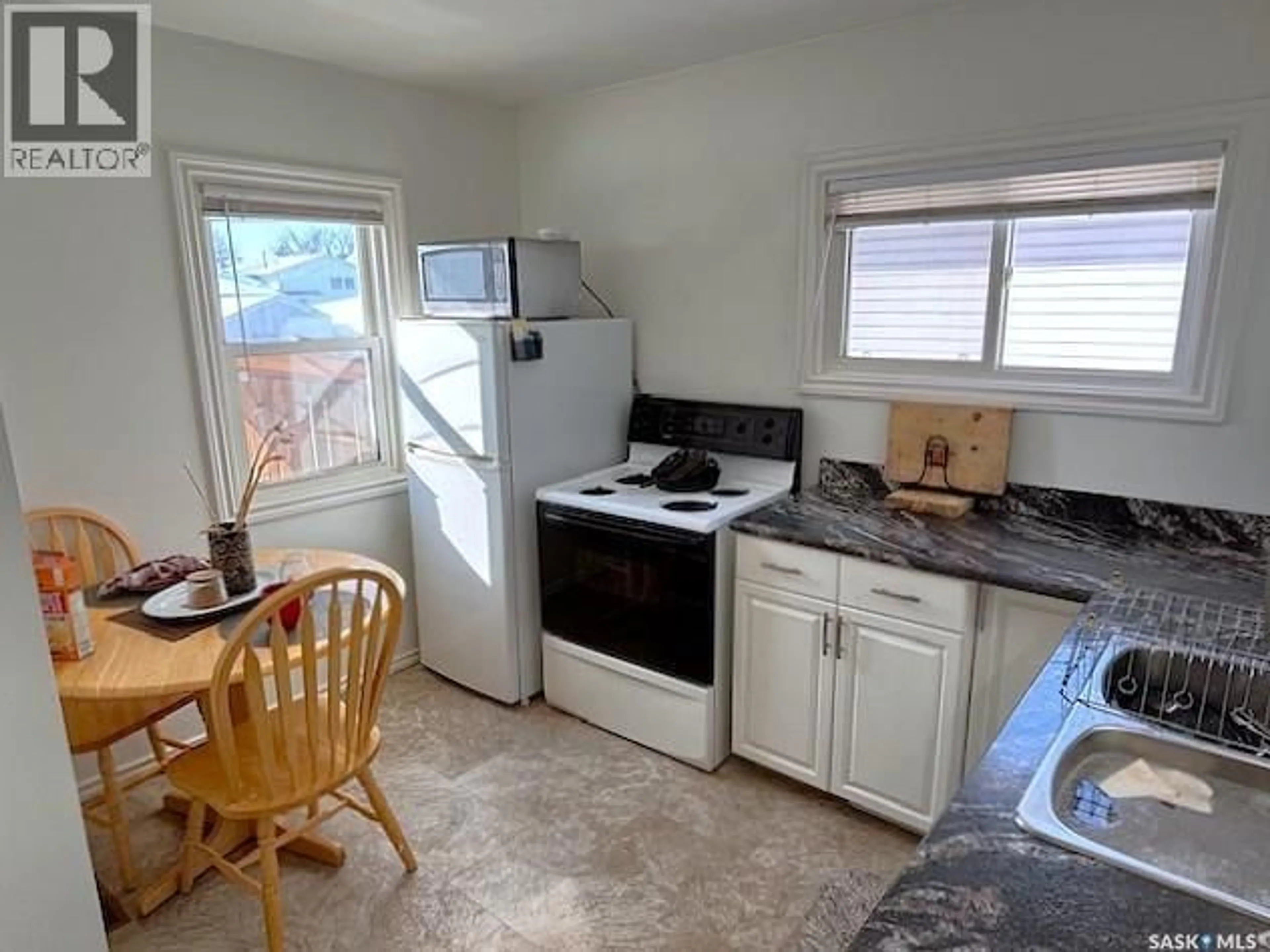 Standard kitchen, unknown for 569 OMINICA STREET, Moose Jaw Saskatchewan S6H0H2