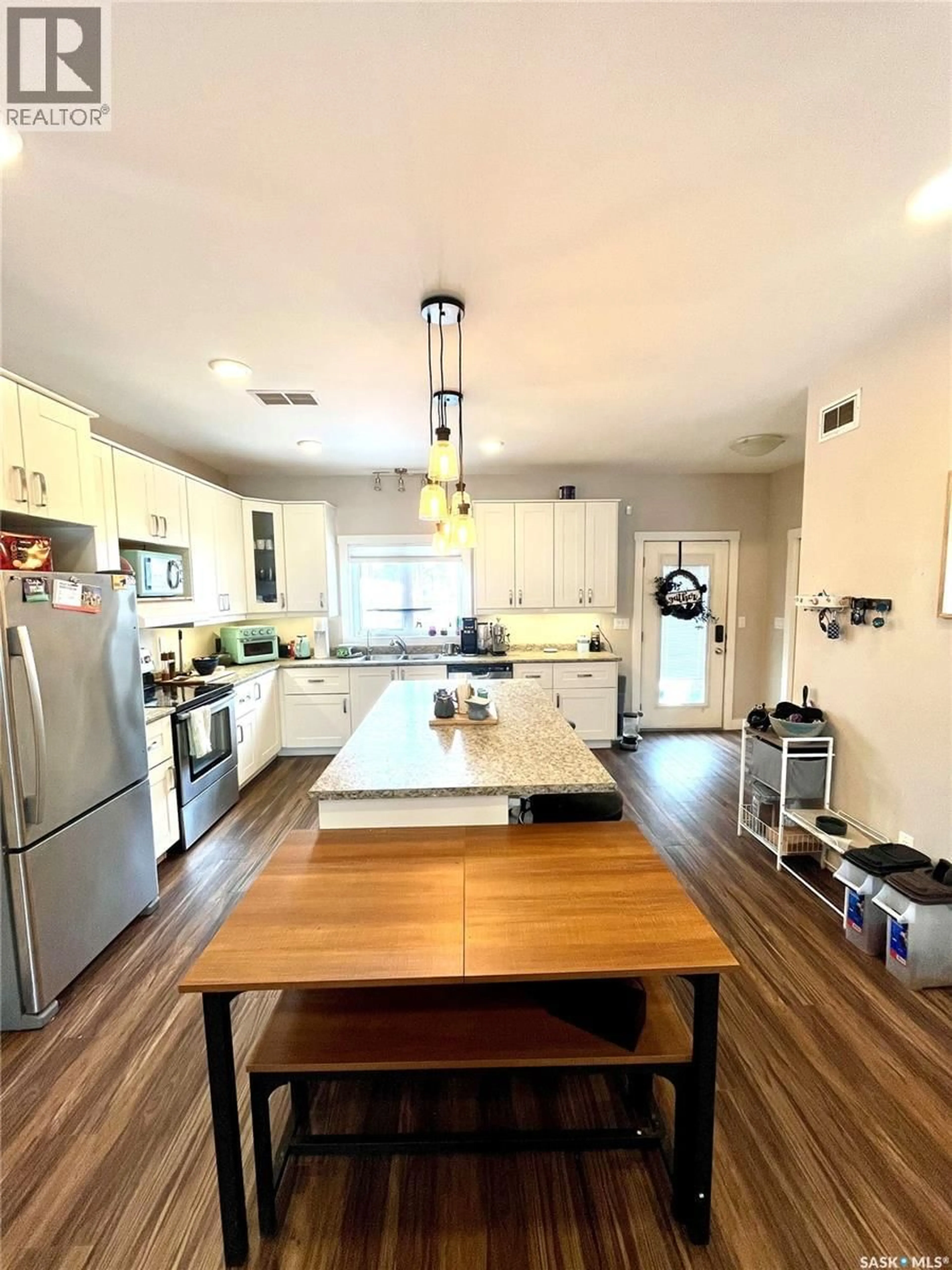 Open concept kitchen, unknown for 1411 2ND AVENUE, Saskatoon Saskatchewan S7K2G5