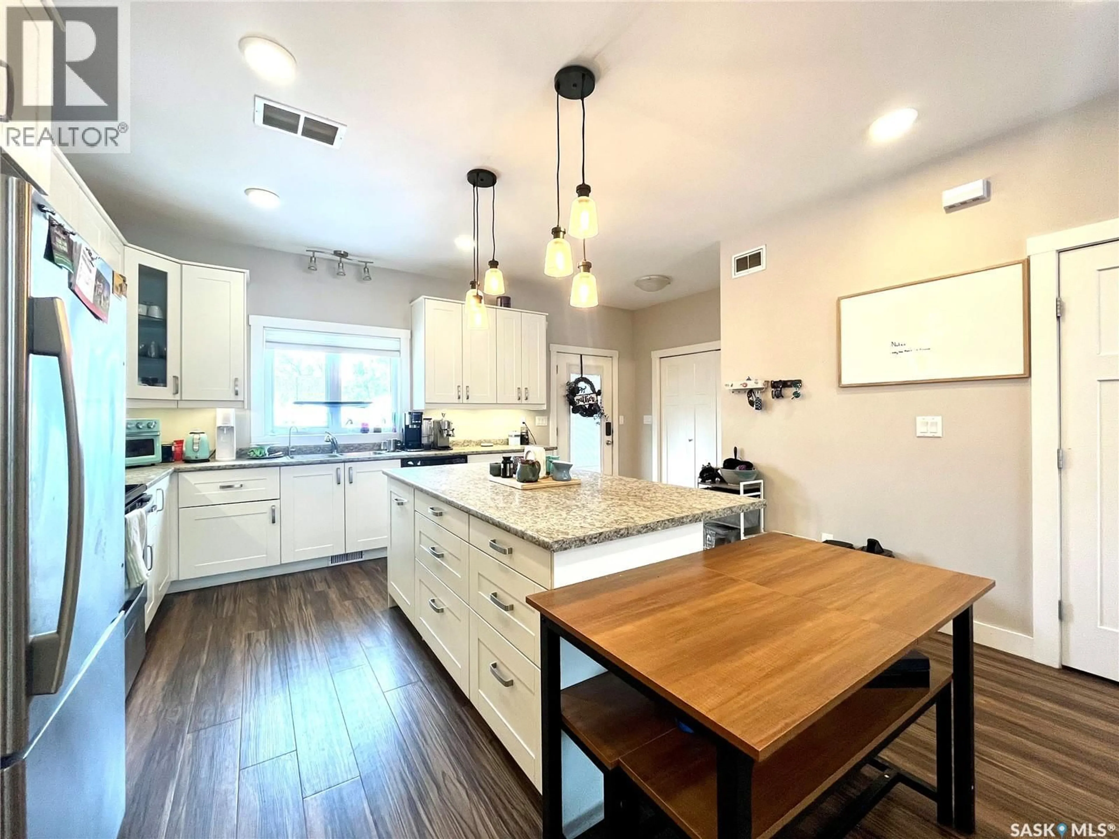 Open concept kitchen, unknown for 1411 2ND AVENUE, Saskatoon Saskatchewan S7K2G5