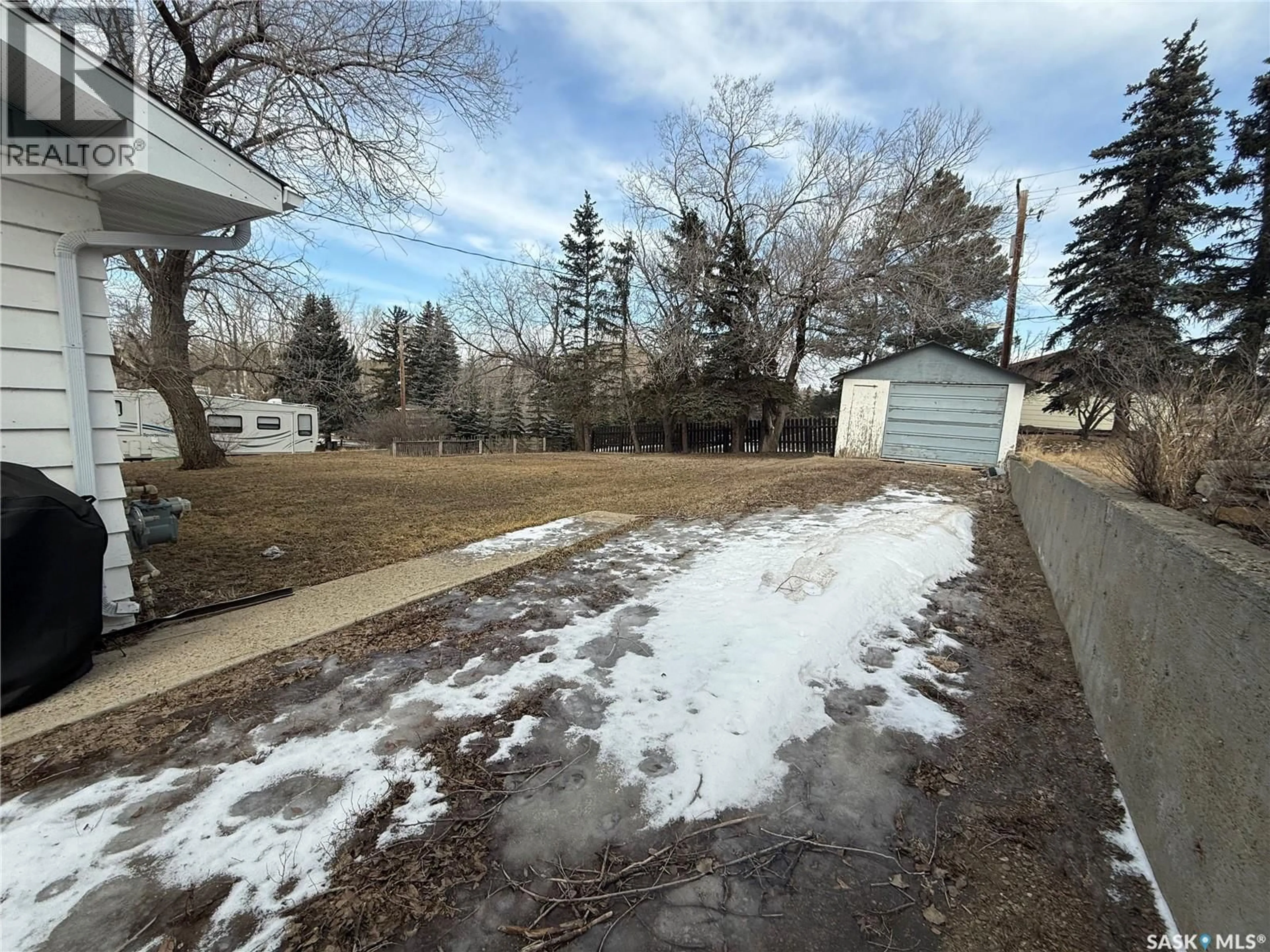 A pic from outside/outdoor area/front of a property/back of a property/a pic from drone, street for 3004 4TH STREET, Rockglen Saskatchewan S0H3R0
