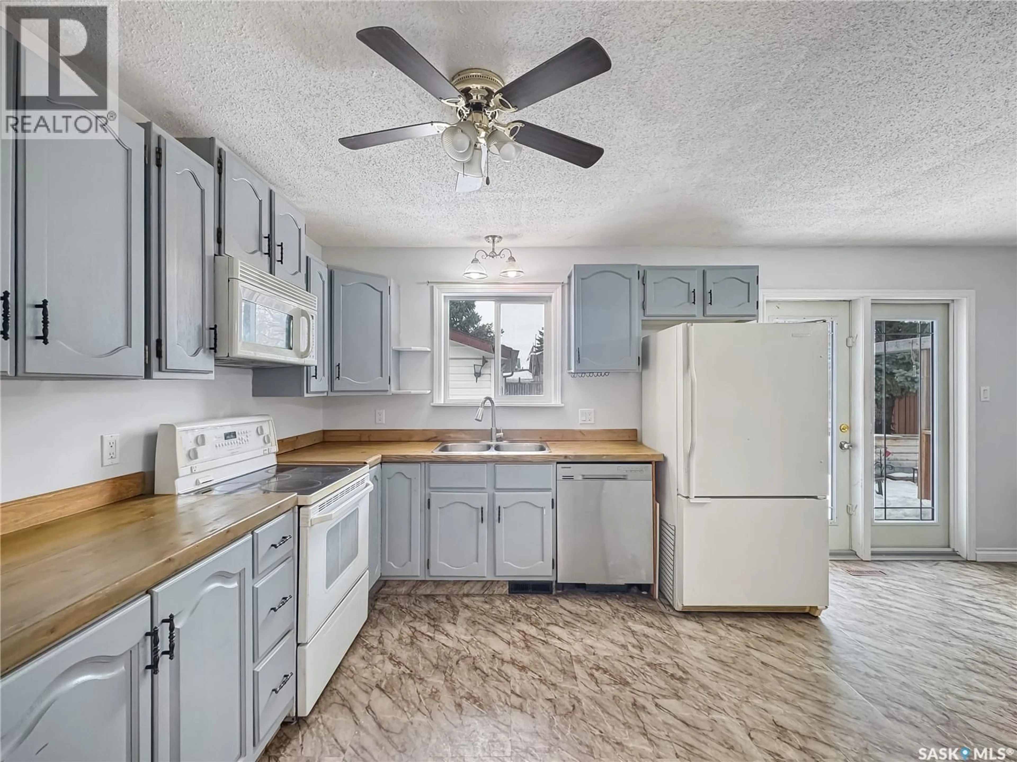 Standard kitchen, unknown for 2472 ROSS CRESCENT, North Battleford Saskatchewan S9A3R3
