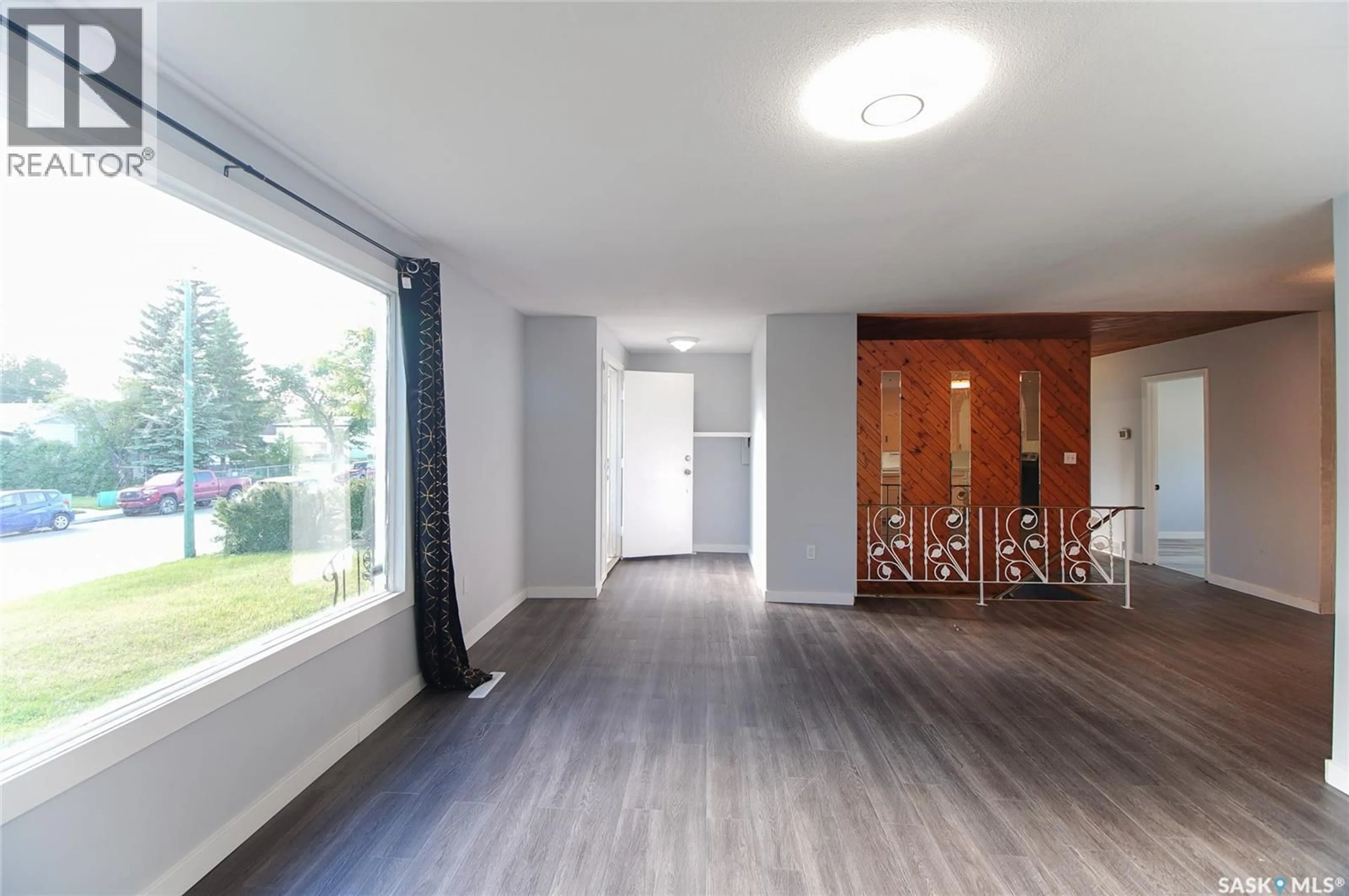 Indoor foyer for 425 MONTREAL STREET, Regina Saskatchewan S4R1L4