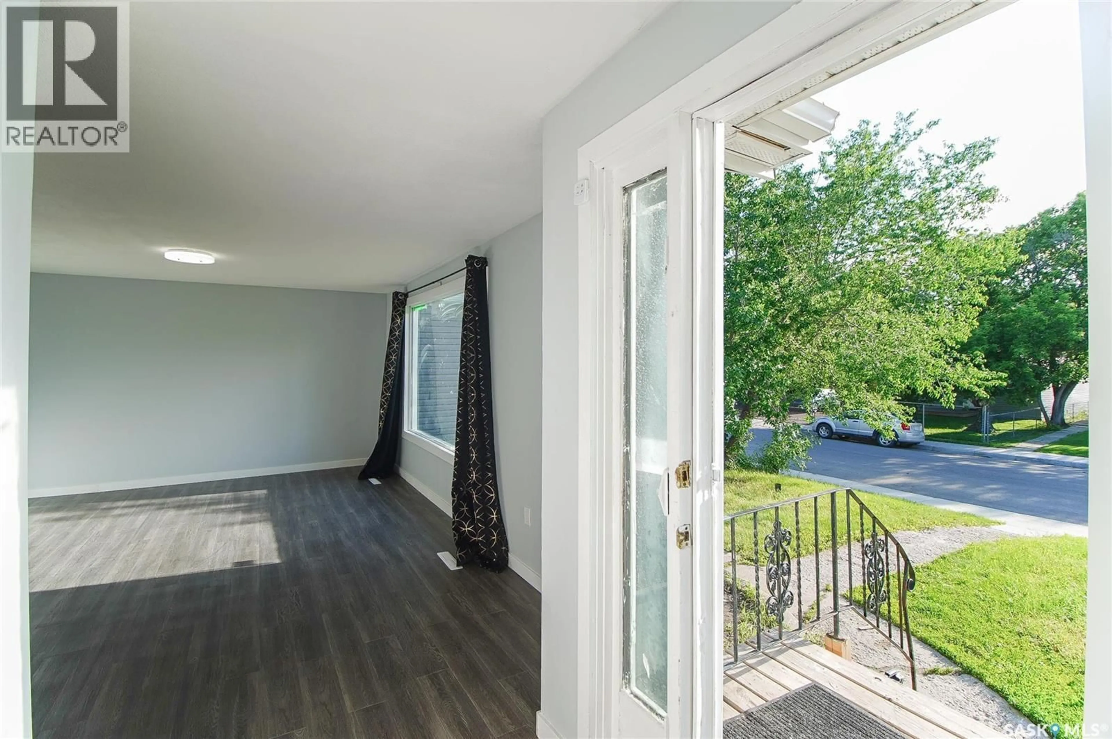 Indoor entryway for 425 MONTREAL STREET, Regina Saskatchewan S4R1L4