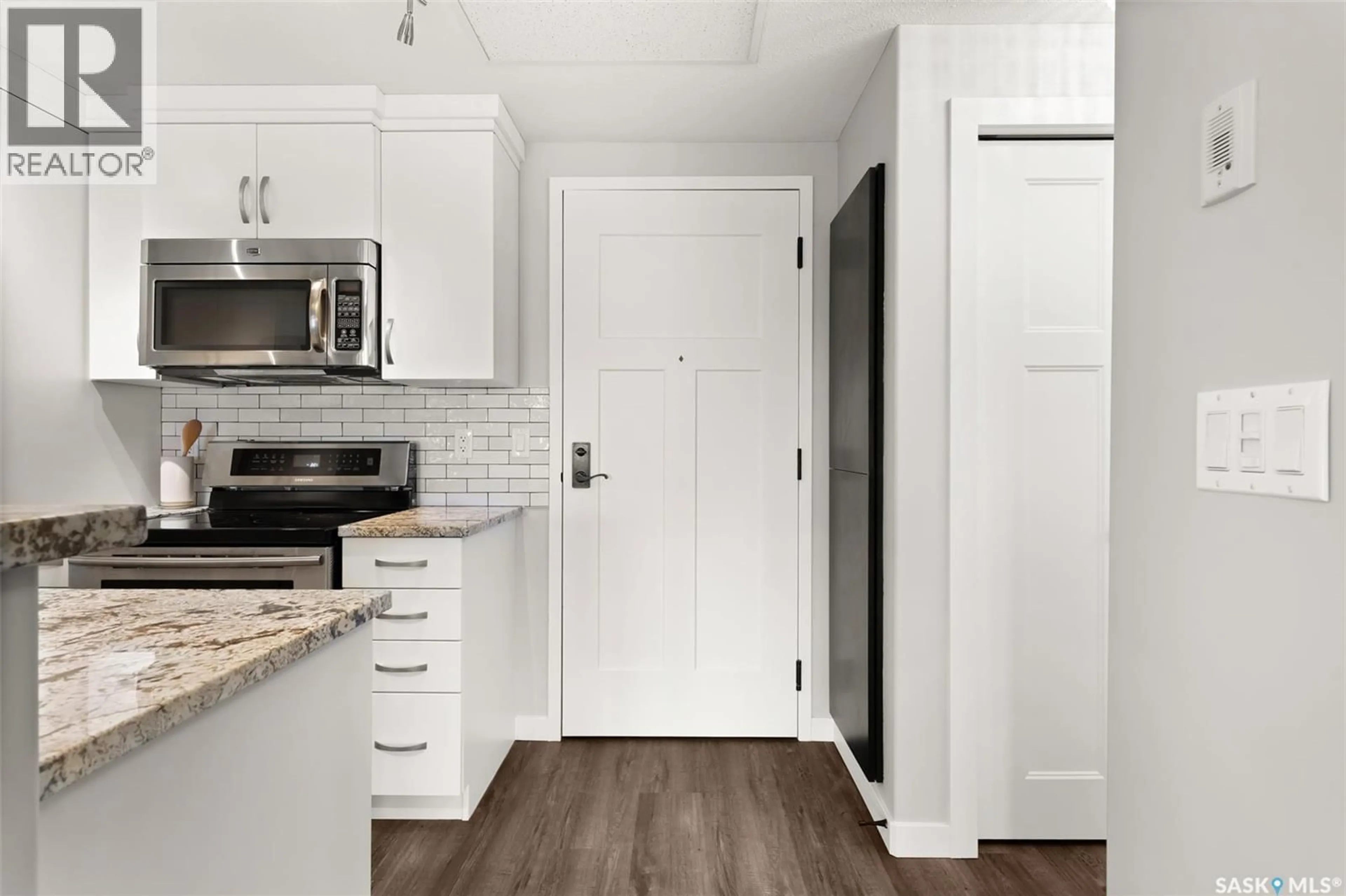 Standard kitchen, wood/laminate floor for 111 1220 BLACKFOOT DRIVE, Regina Saskatchewan S4S6T2