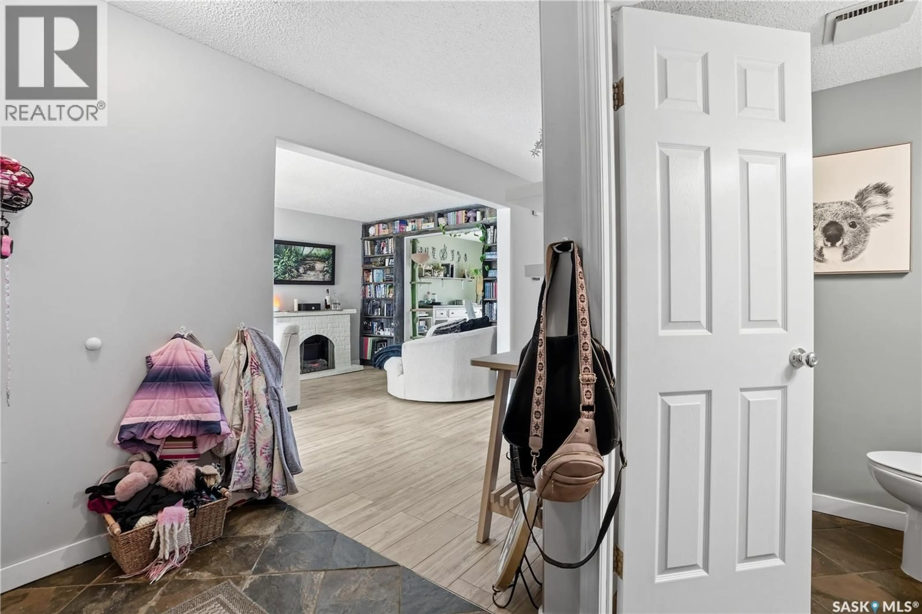 Indoor entryway for 5935 GIBBINGS BAY, Regina Saskatchewan S4X4B4