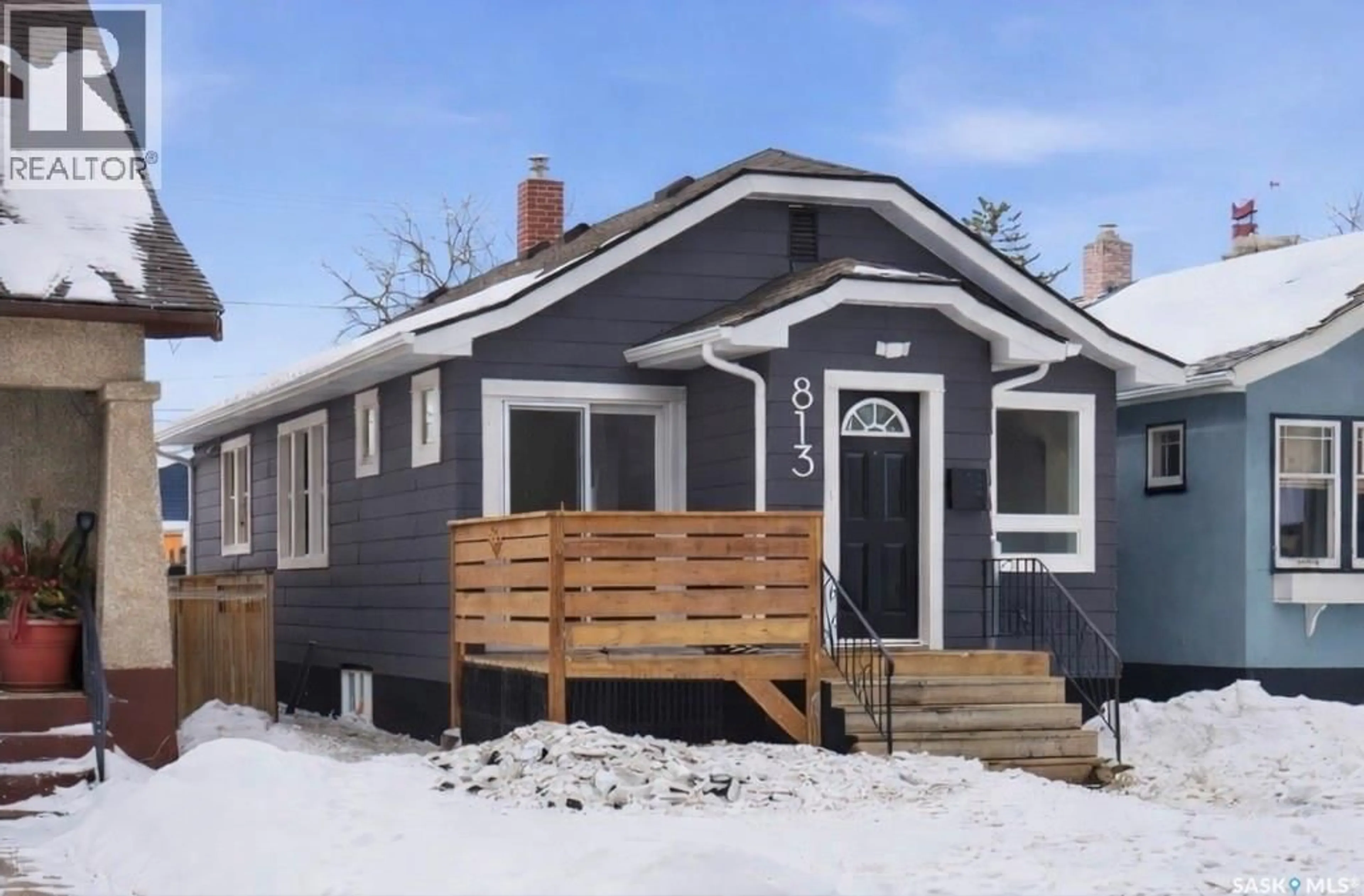 Home with vinyl exterior material, street for 813 4TH AVENUE, Saskatoon Saskatchewan S7K2N3