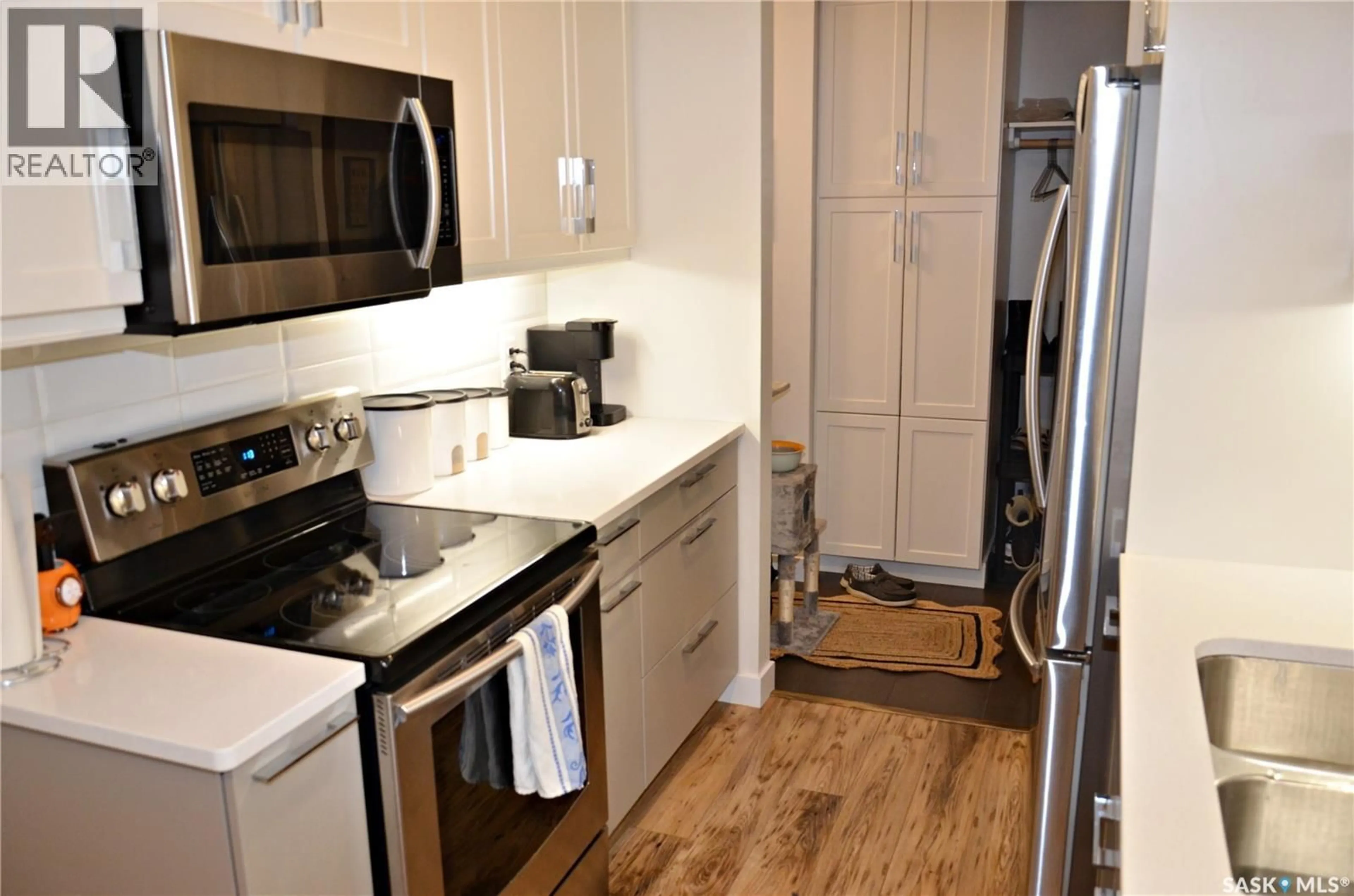 Standard kitchen, unknown for 214B - 4040 8TH STREET, Saskatoon Saskatchewan S7H5L4