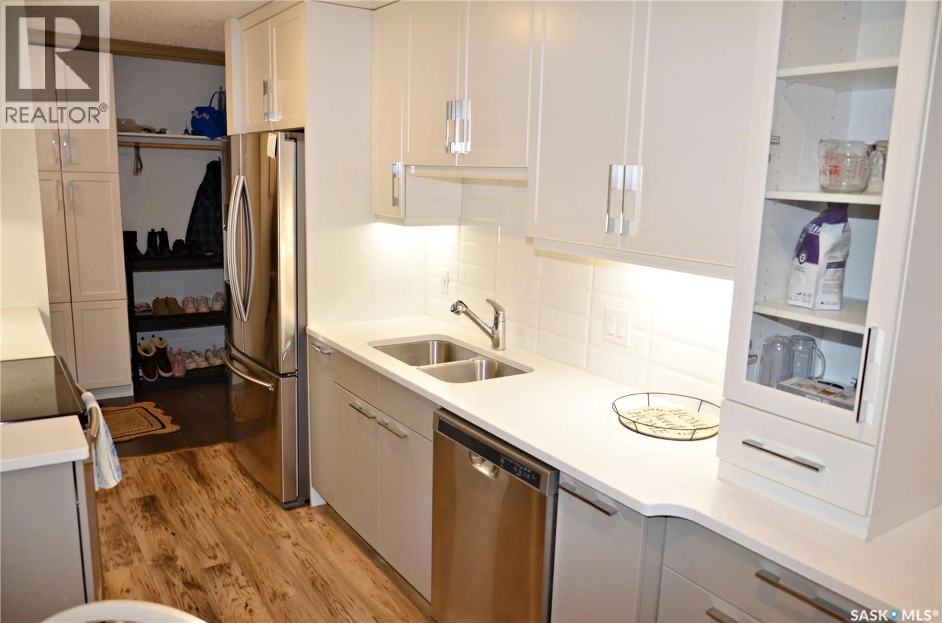 Standard kitchen, unknown for 214B - 4040 8TH STREET, Saskatoon Saskatchewan S7H5L4