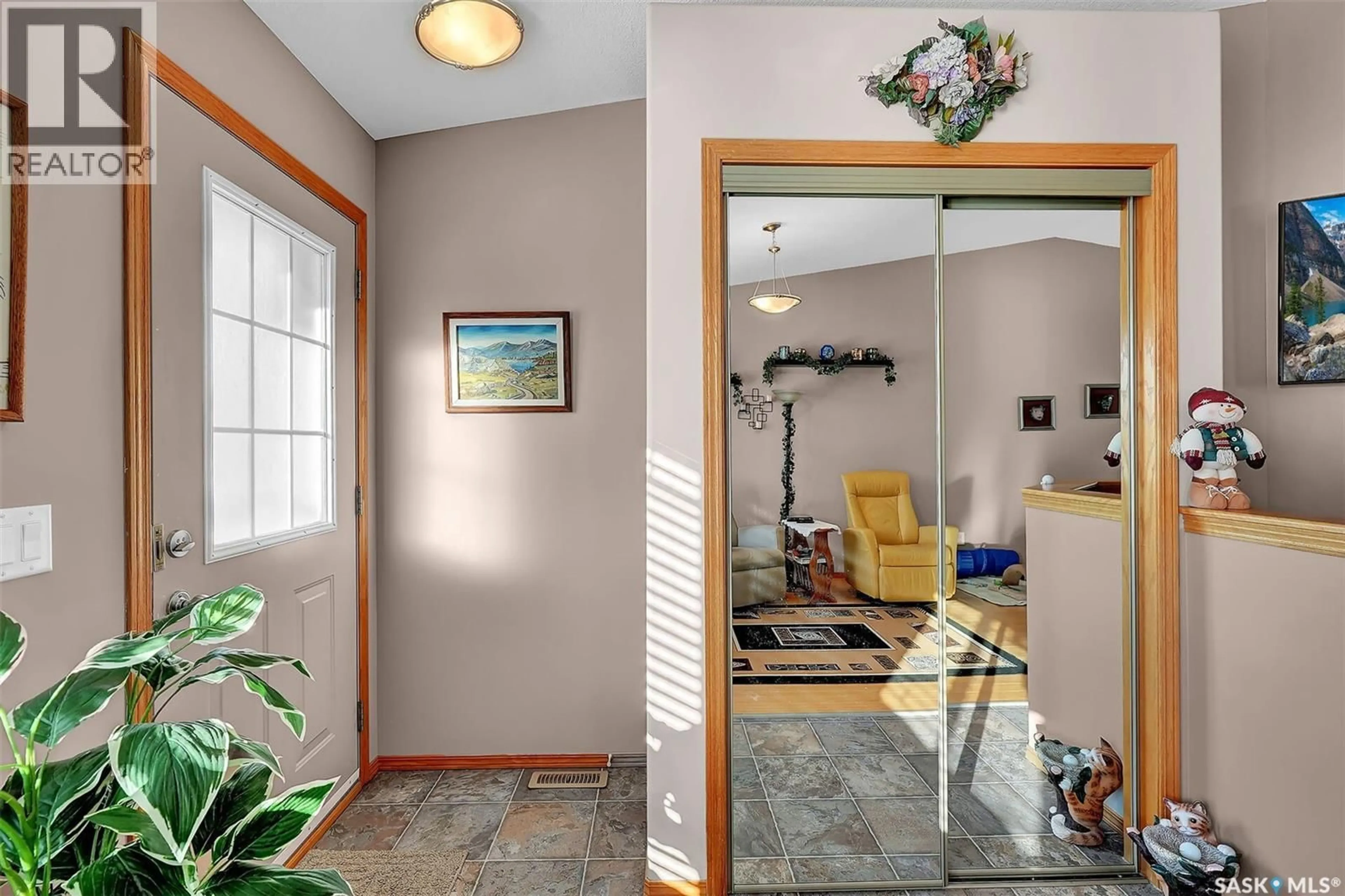 Indoor entryway for 347 SANGSTER BOULEVARD, Regina Saskatchewan S4R8V3