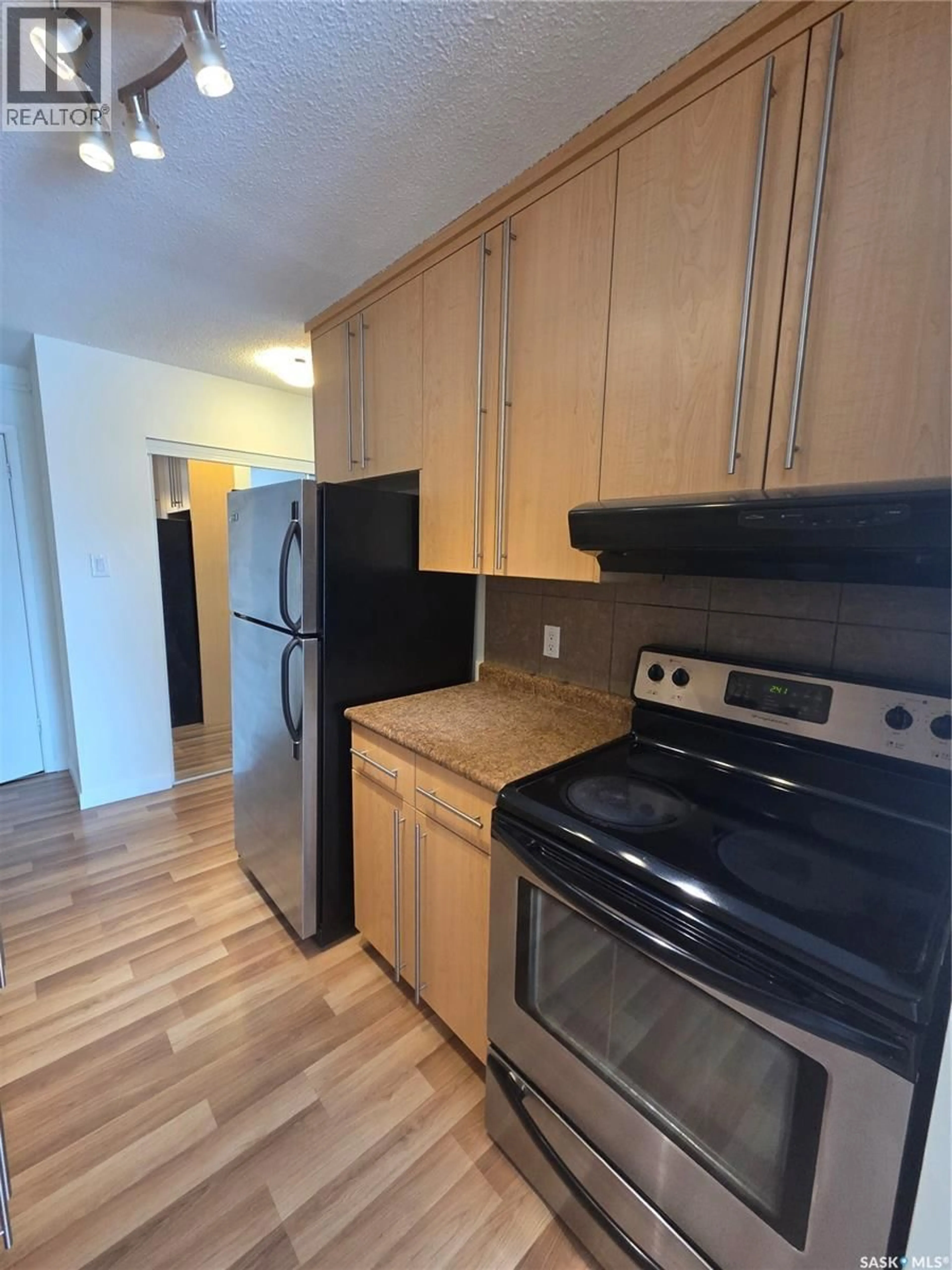 Standard kitchen, unknown for N - 7 833 B AVENUE, Saskatoon Saskatchewan S7L1E5