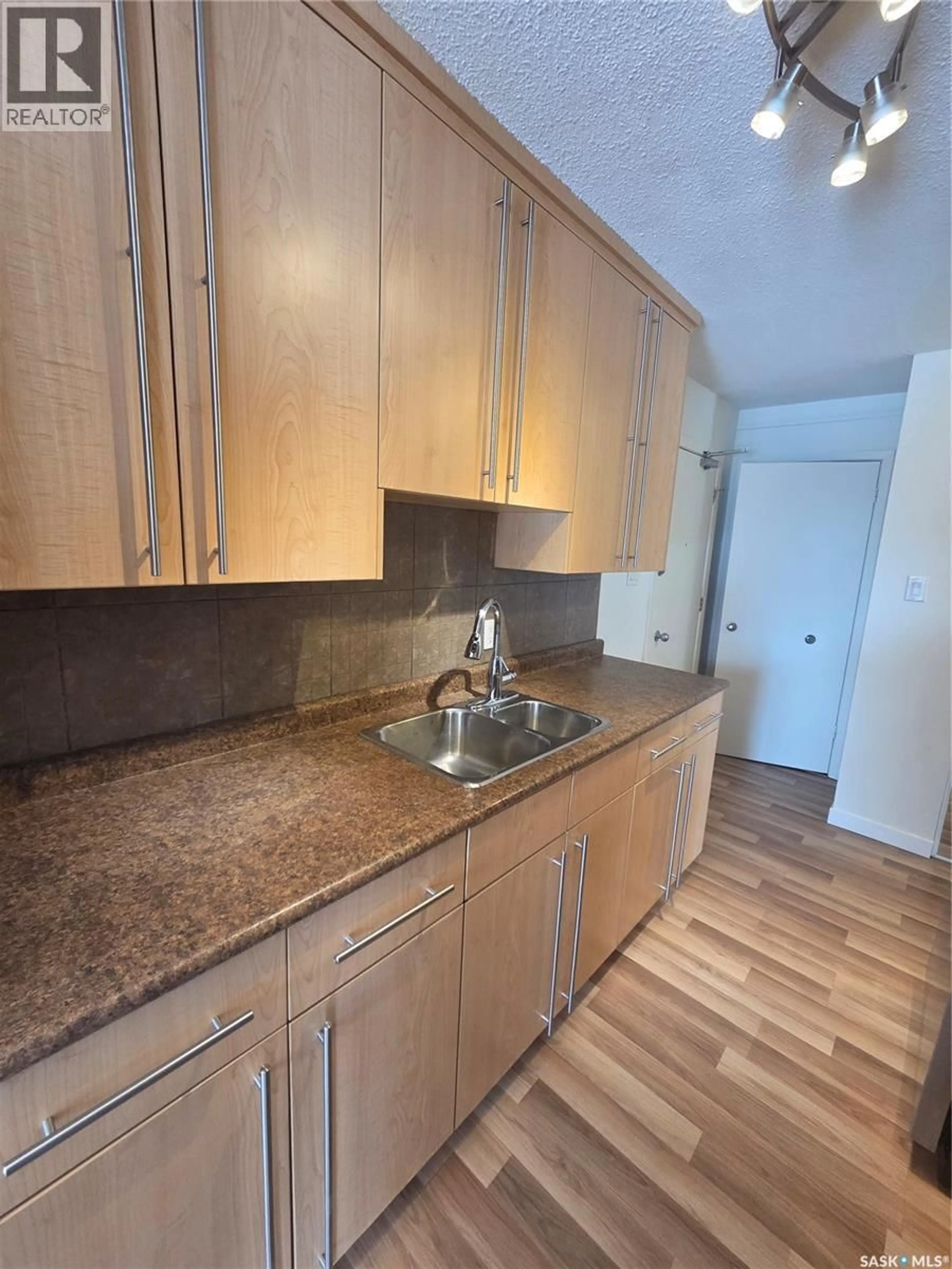 Standard kitchen, unknown for N - 7 833 B AVENUE, Saskatoon Saskatchewan S7L1E5