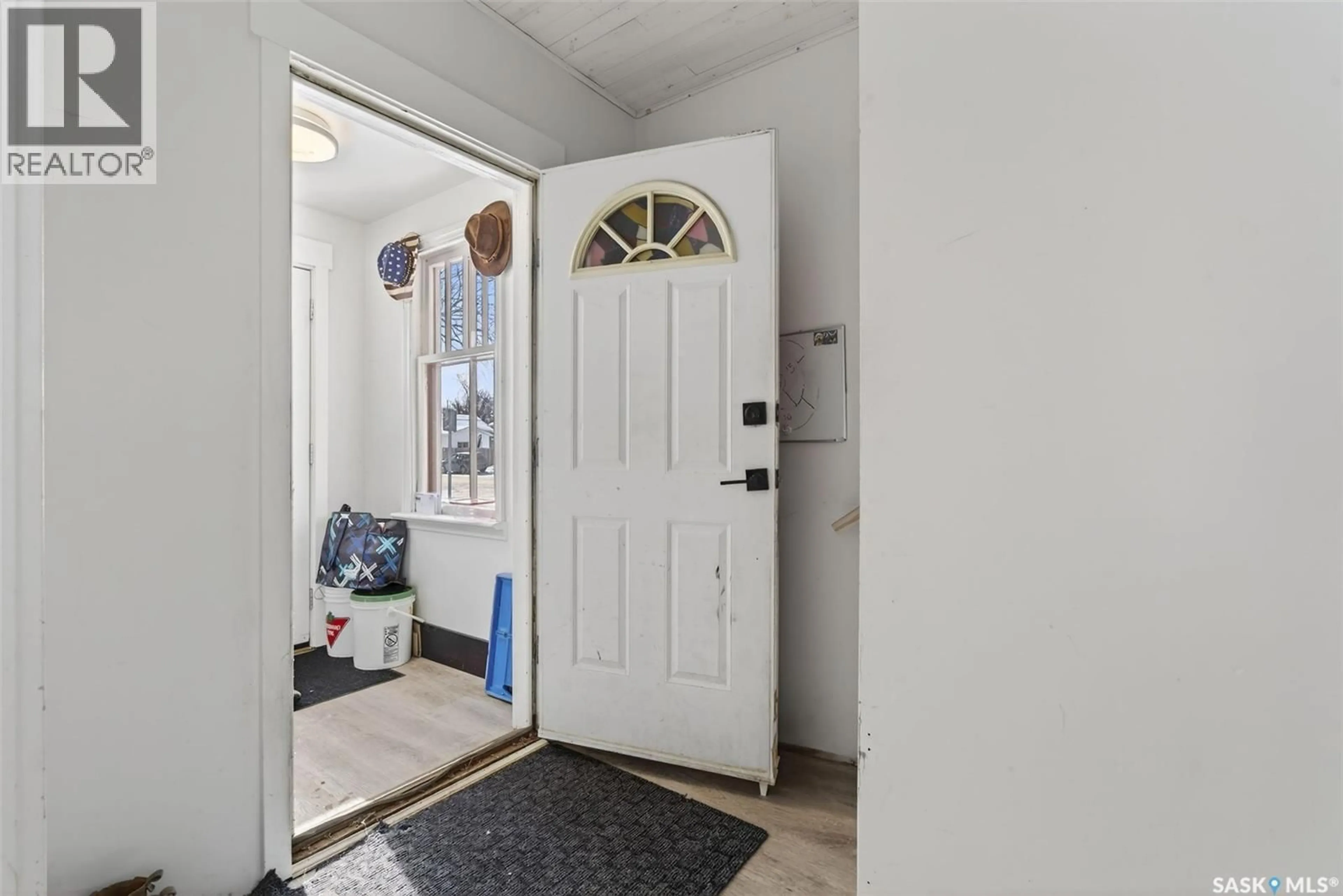 Indoor entryway for 318 25TH STREET, Saskatoon Saskatchewan S7L0C5