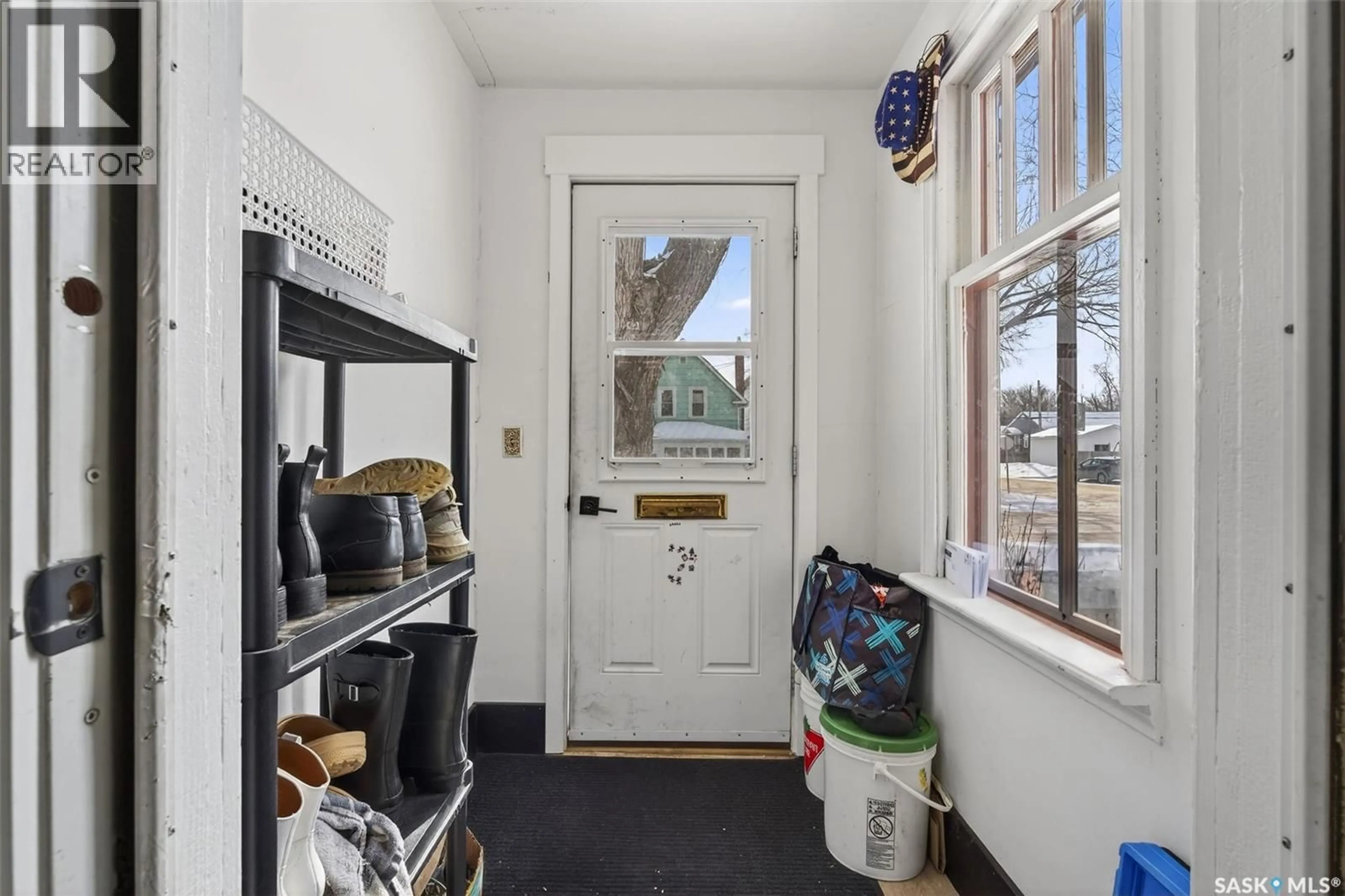 Indoor entryway for 318 25TH STREET, Saskatoon Saskatchewan S7L0C5
